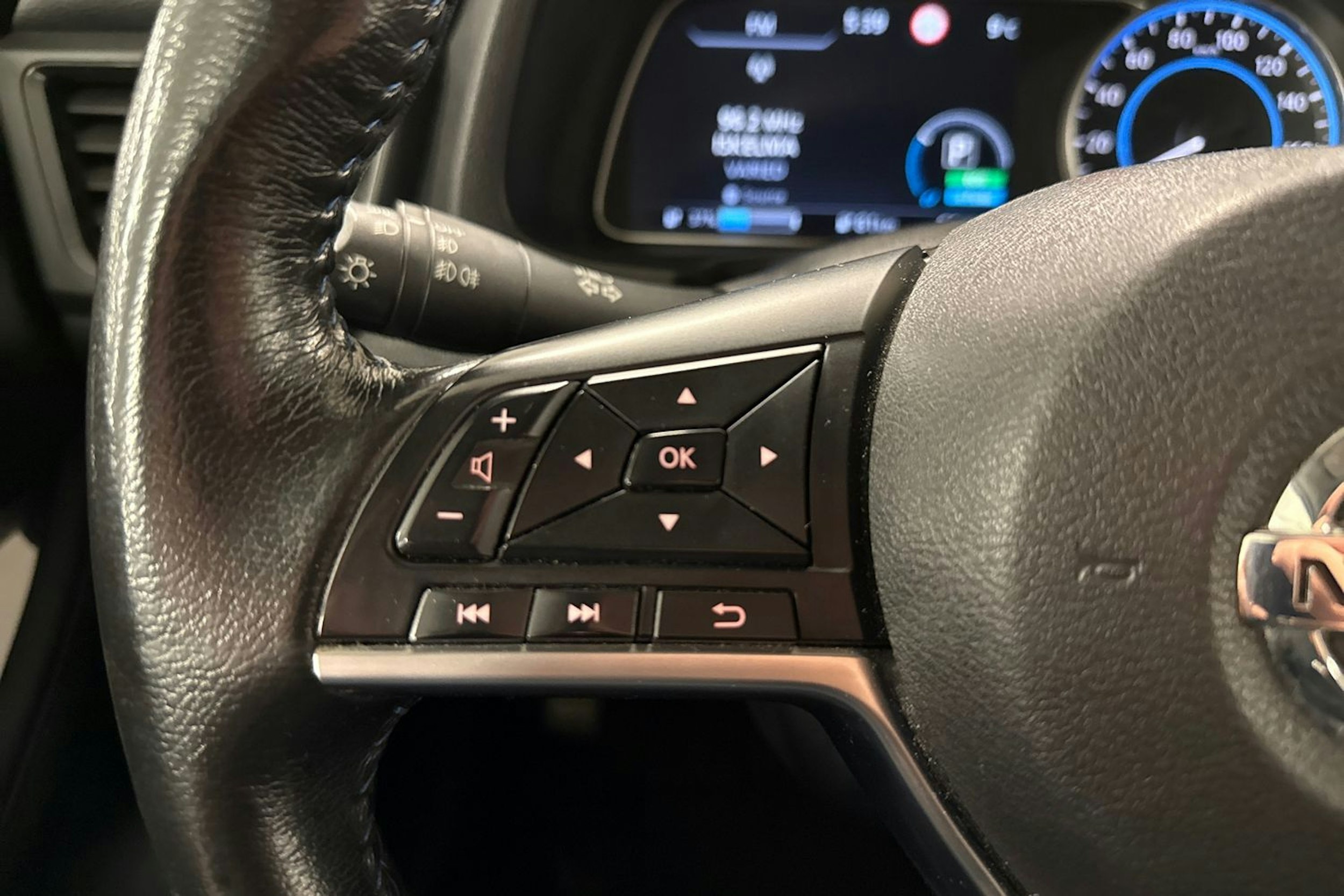 harmaa Nissan Leaf 2021 kuva 16.