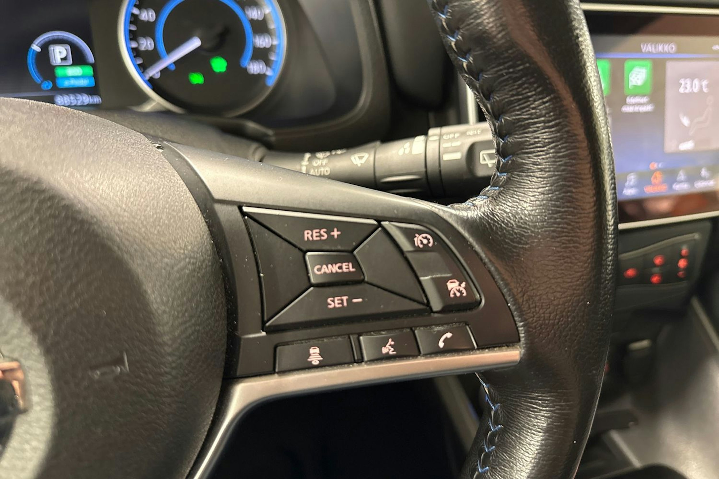 harmaa Nissan Leaf 2021 kuva 17.