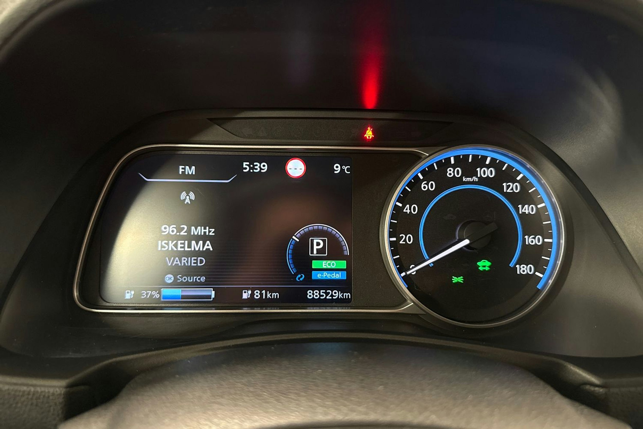 harmaa Nissan Leaf 2021 kuva 18.