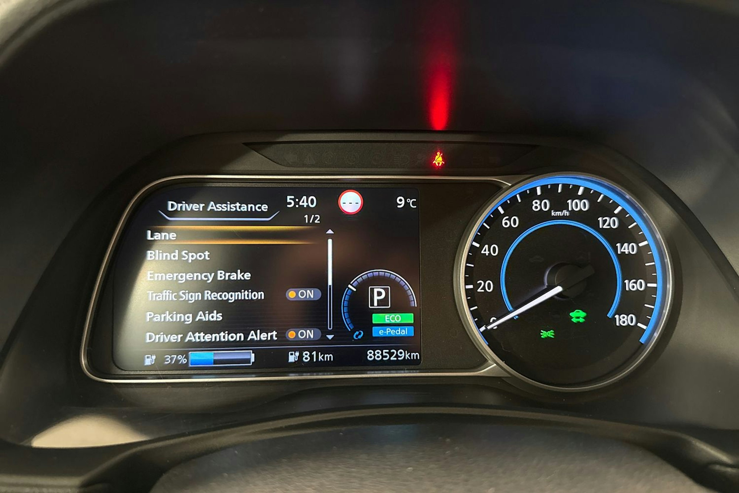 harmaa Nissan Leaf 2021 kuva 19.