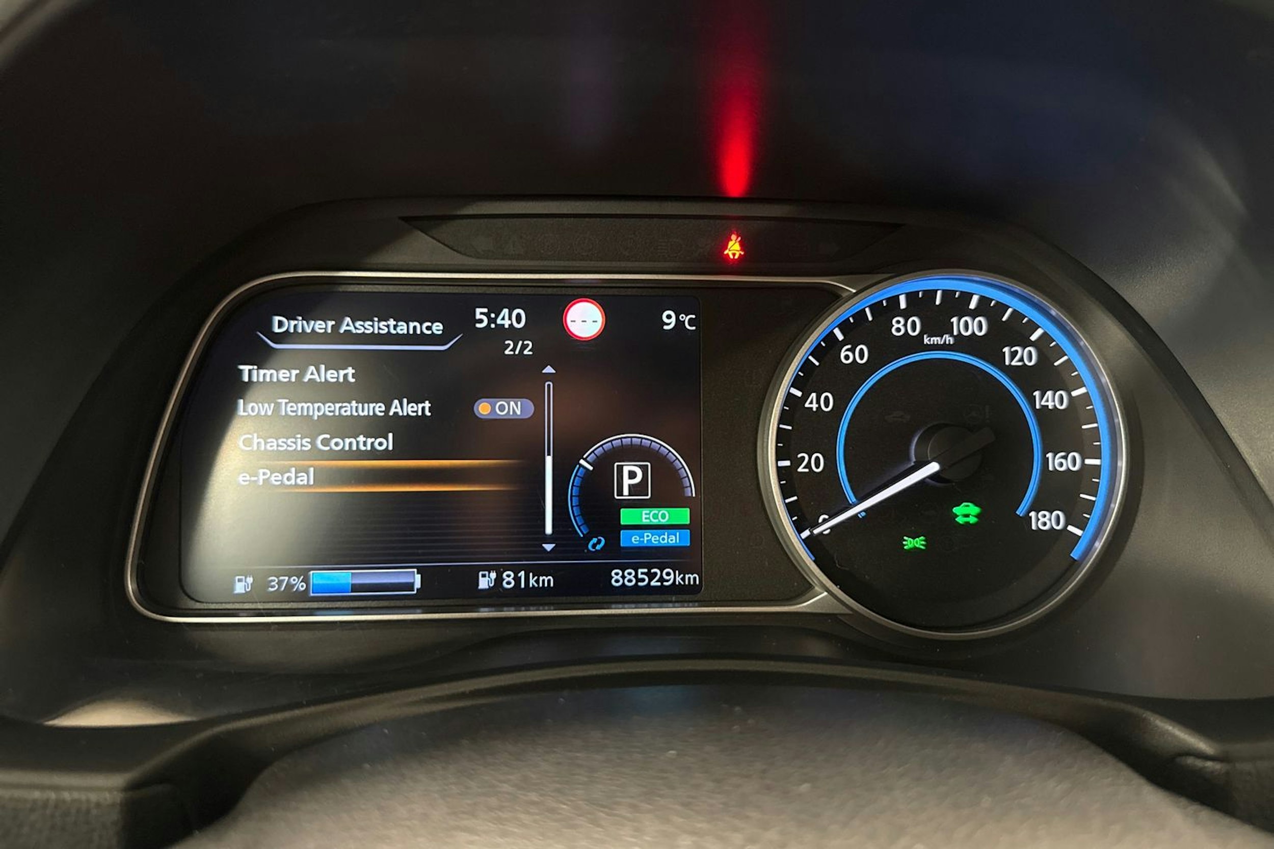 harmaa Nissan Leaf 2021 kuva 20.