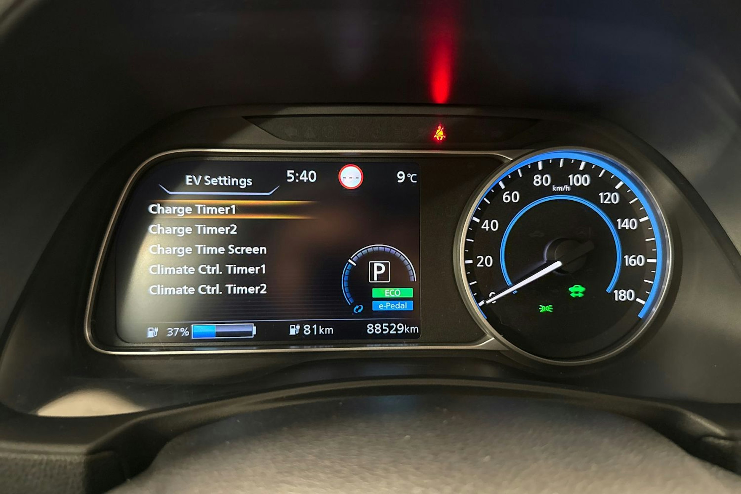 harmaa Nissan Leaf 2021 kuva 21.