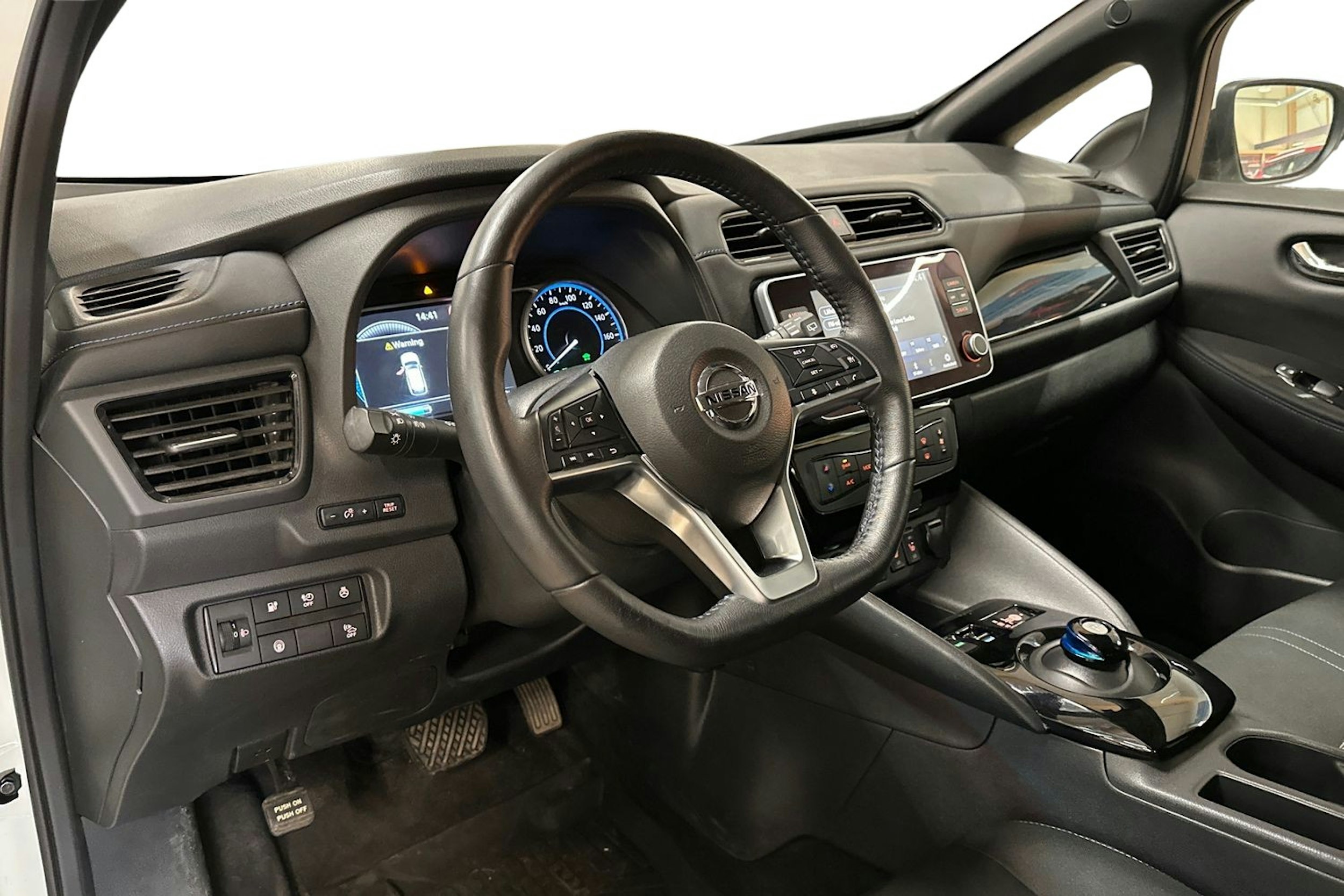 valkoinen Nissan Leaf 2021 kuva 3.