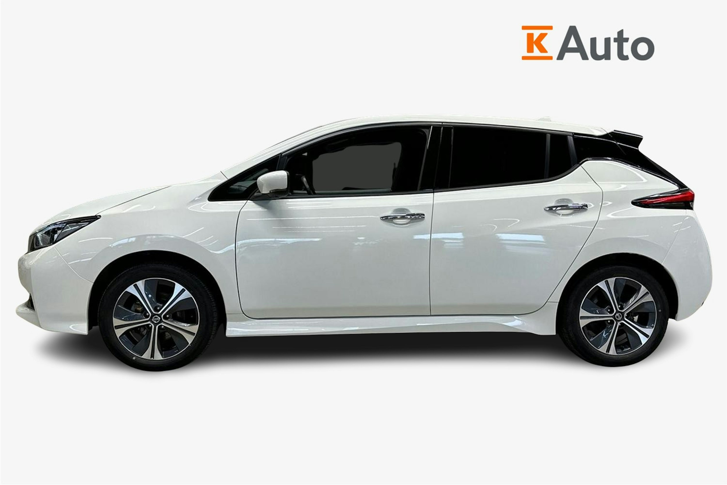 valkoinen Nissan Leaf 2021 kuva 6.