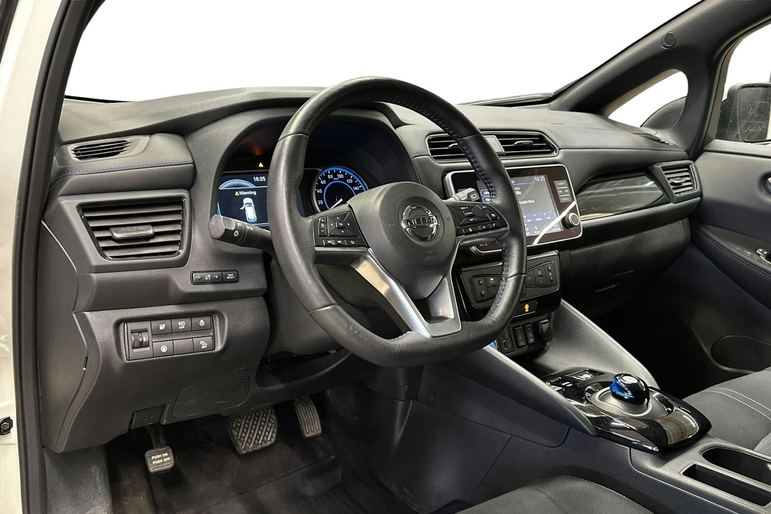 valkoinen Nissan Leaf 2021 kuva 7.