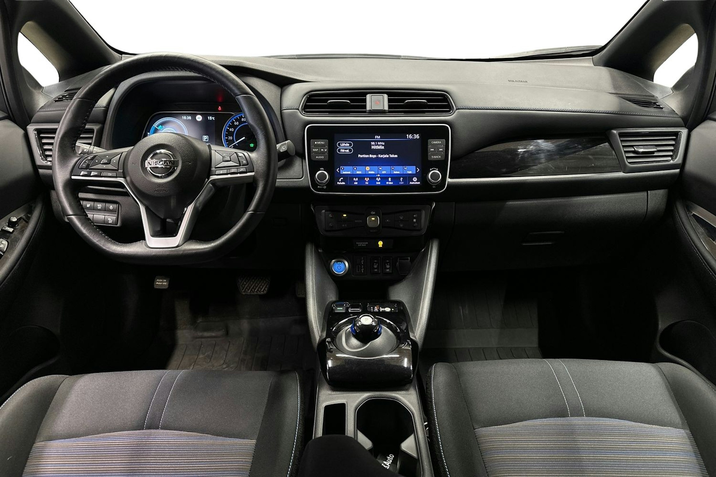 valkoinen Nissan Leaf 2021 kuva 9.