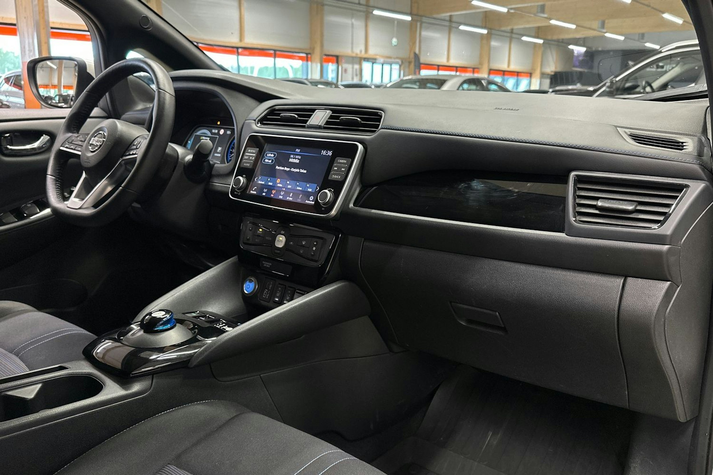 valkoinen Nissan Leaf 2021 kuva 12.