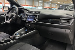 valkoinen Nissan Leaf 2021 kuva 12.