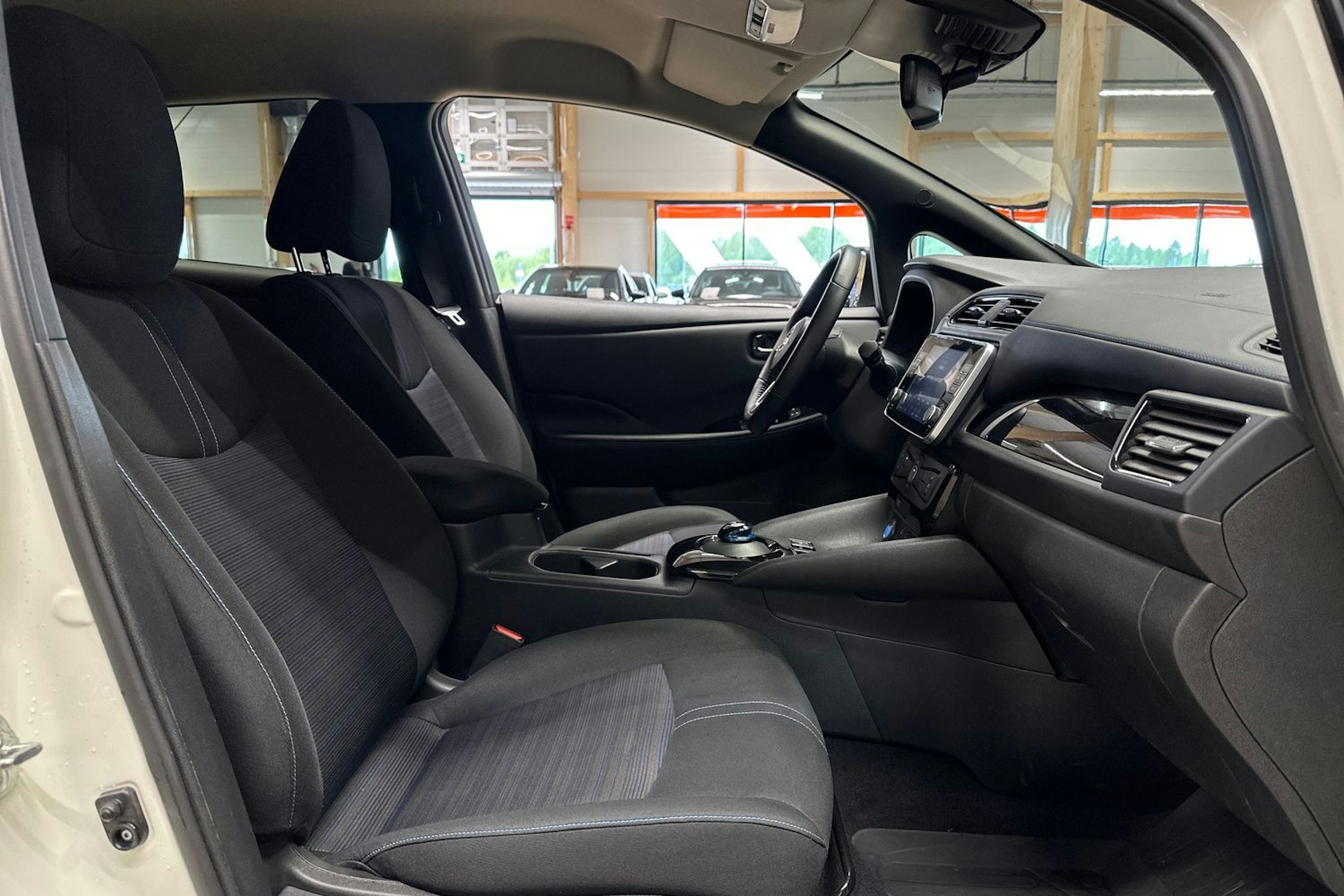 valkoinen Nissan Leaf 2021 kuva 13.