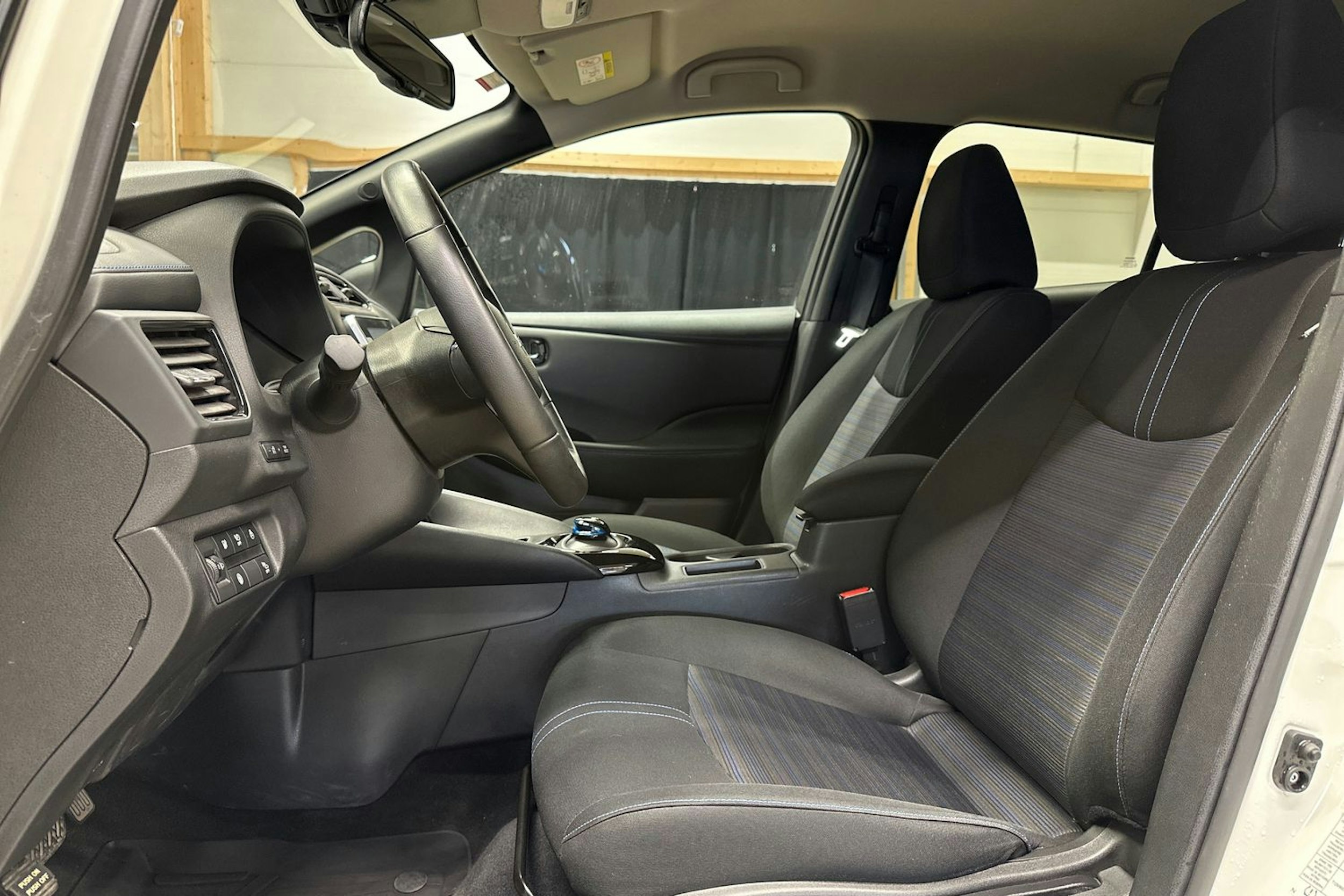 valkoinen Nissan Leaf 2021 kuva 15.