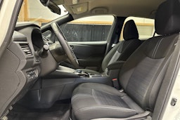 valkoinen Nissan Leaf 2021 kuva 15.