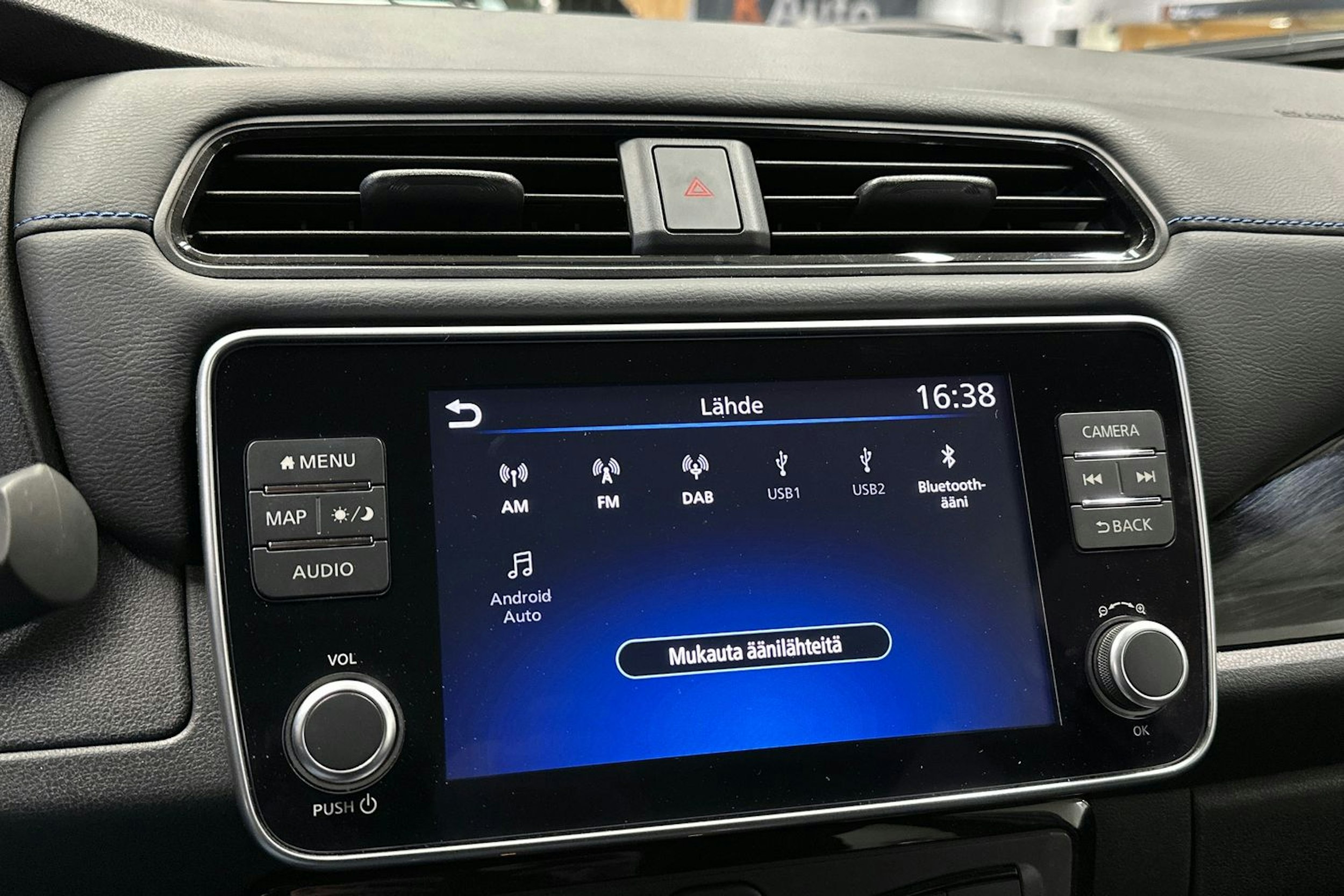 valkoinen Nissan Leaf 2021 kuva 20.