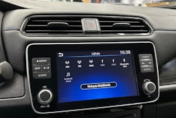 valkoinen Nissan Leaf 2021 kuva 20.