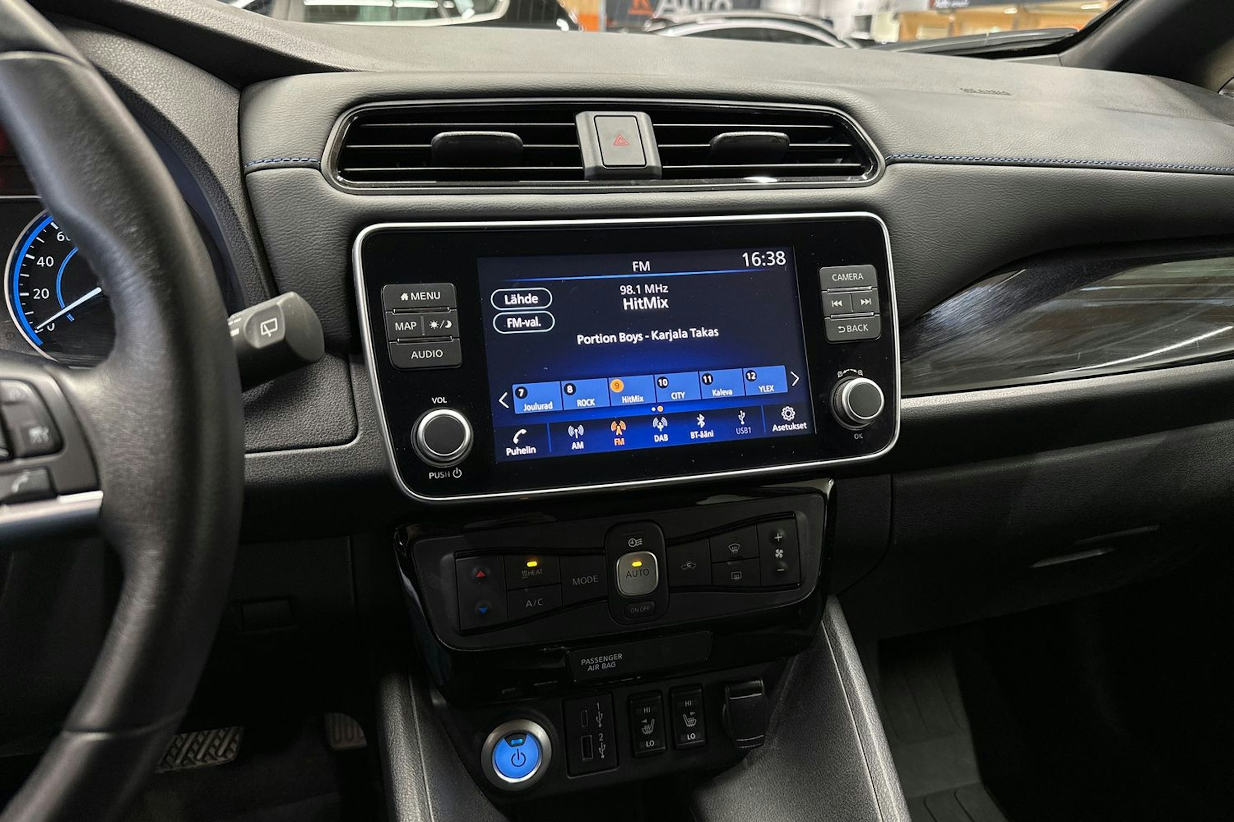 valkoinen Nissan Leaf 2021 kuva 21.