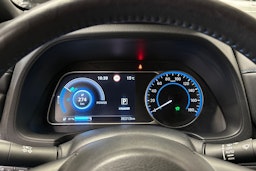 valkoinen Nissan Leaf 2021 kuva 24.