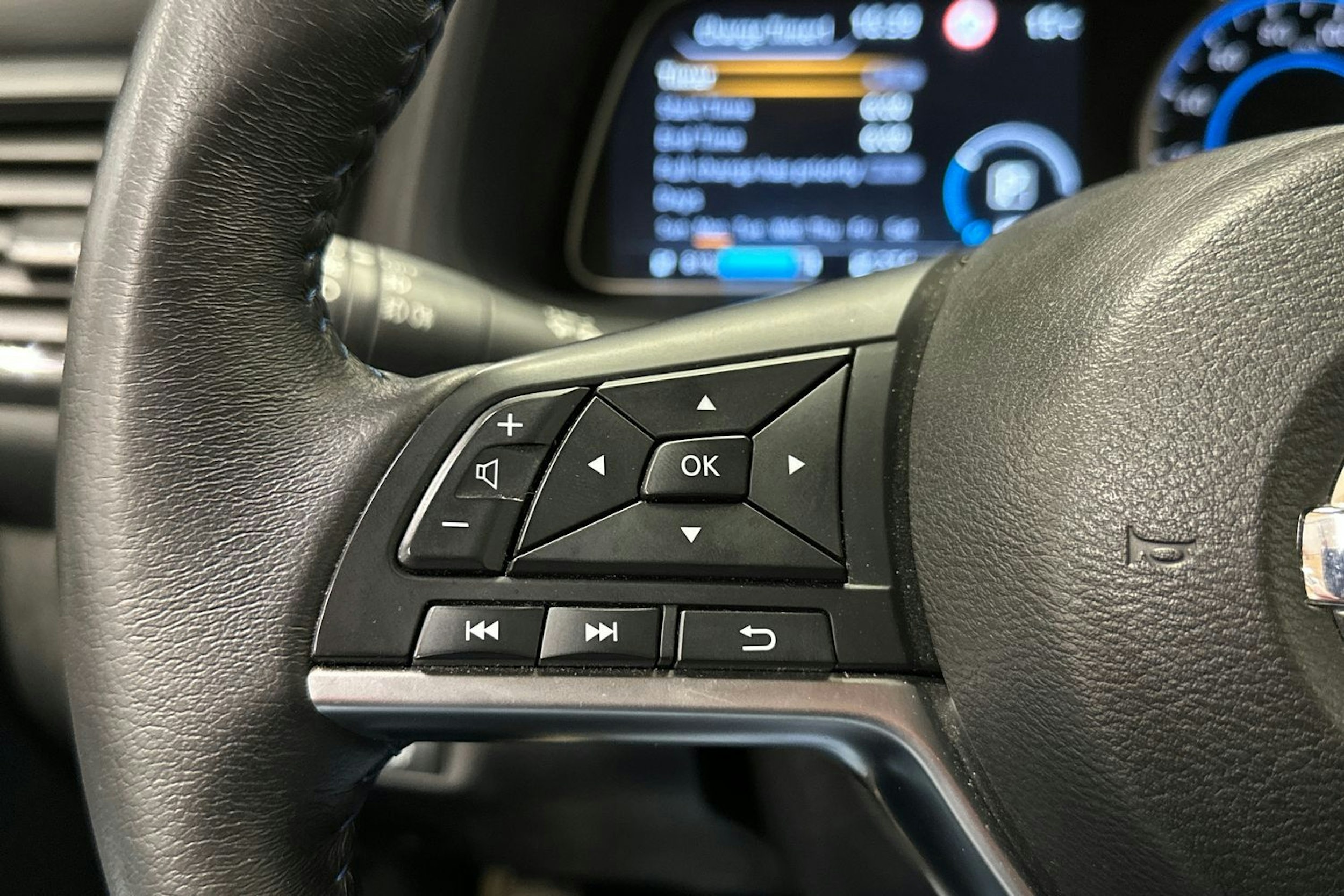 valkoinen Nissan Leaf 2021 kuva 25.