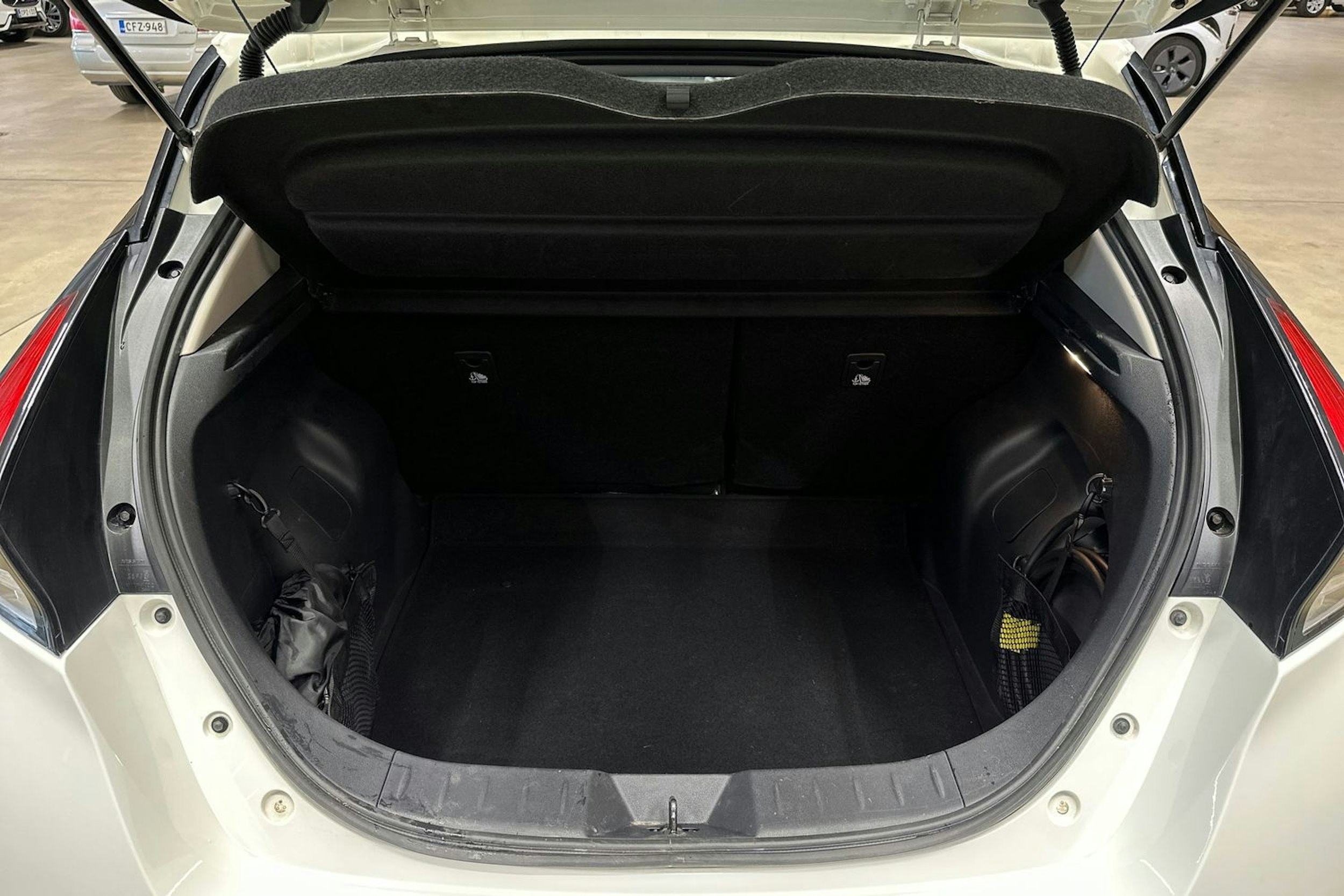 valkoinen Nissan Leaf 2021 kuva 28.