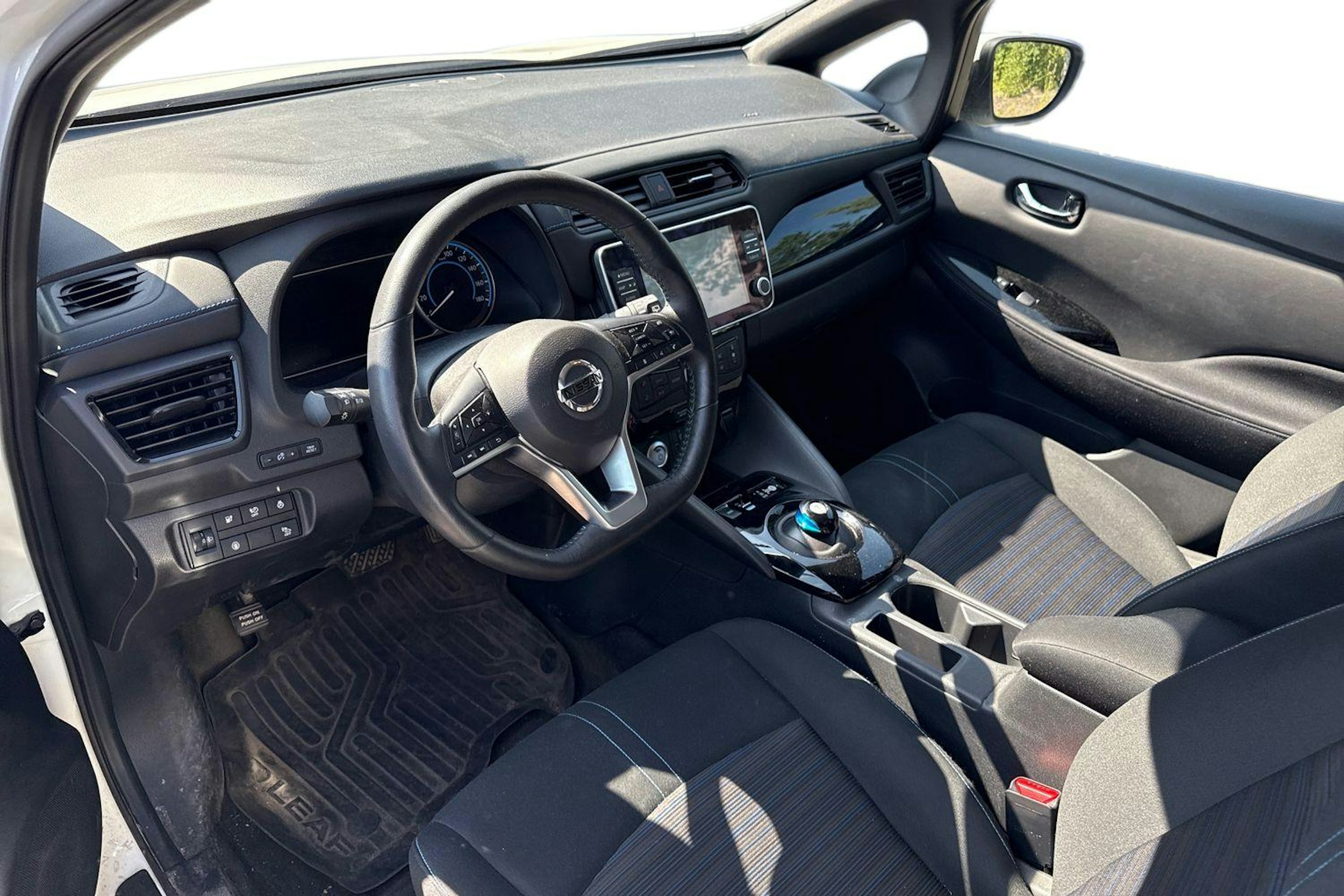 valkoinen Nissan Leaf 2021 kuva 3.