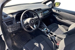 valkoinen Nissan Leaf 2021 kuva 3.