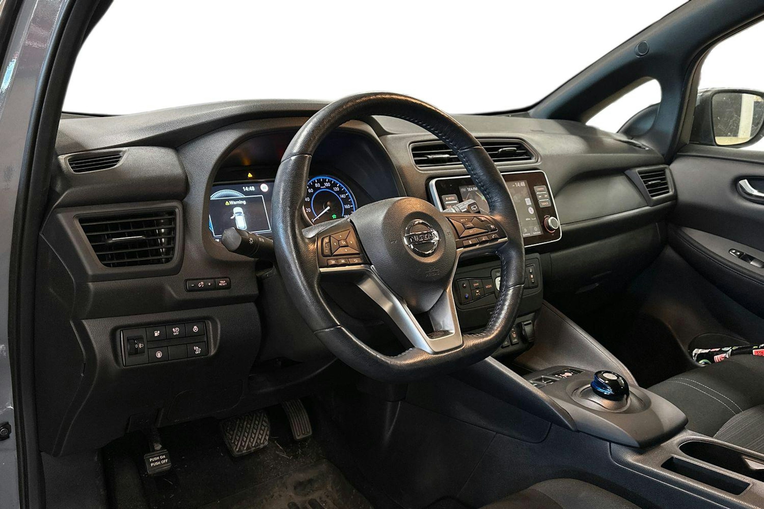 harmaa Nissan Leaf 2021 kuva 3.