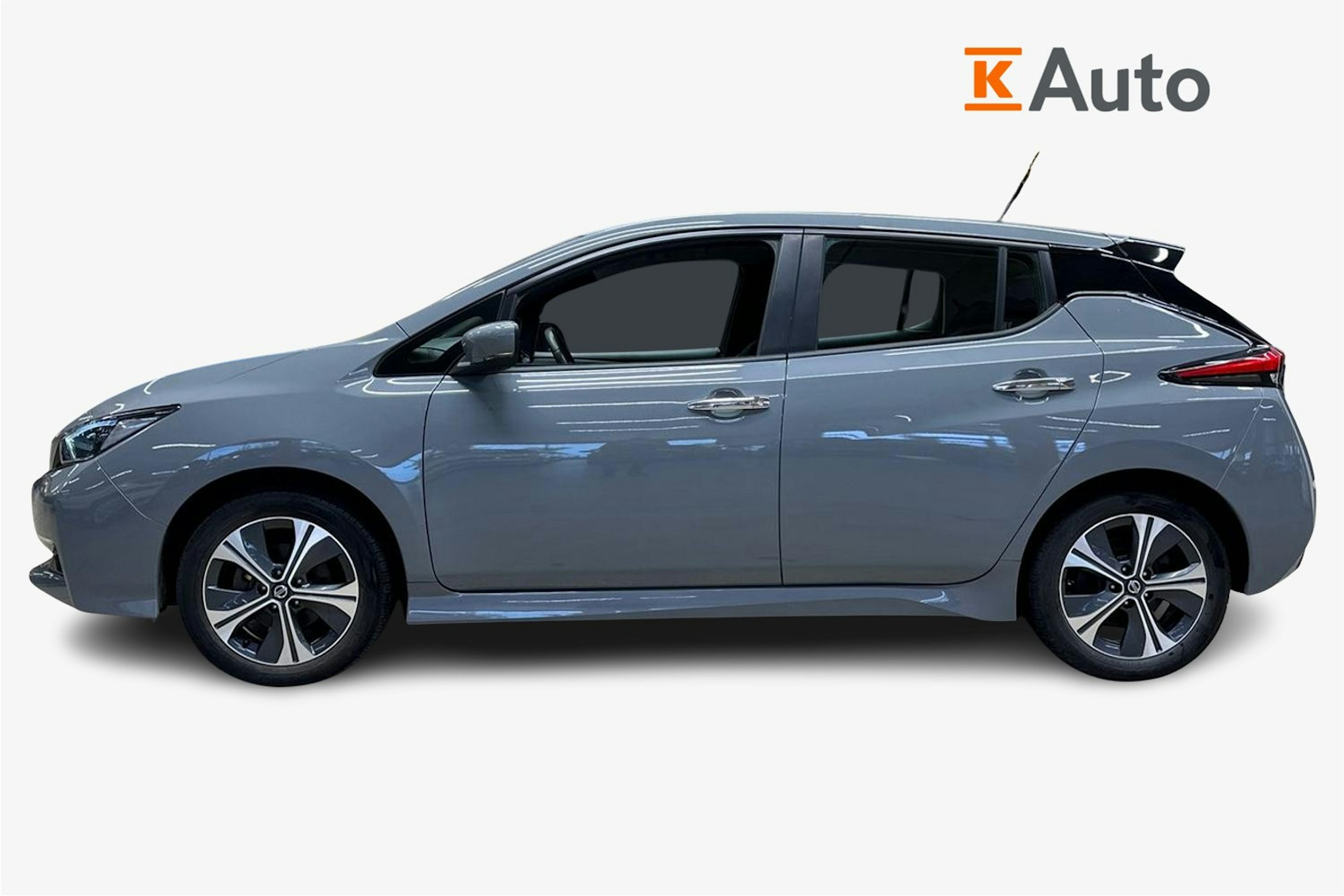 harmaa Nissan Leaf 2021 kuva 6.