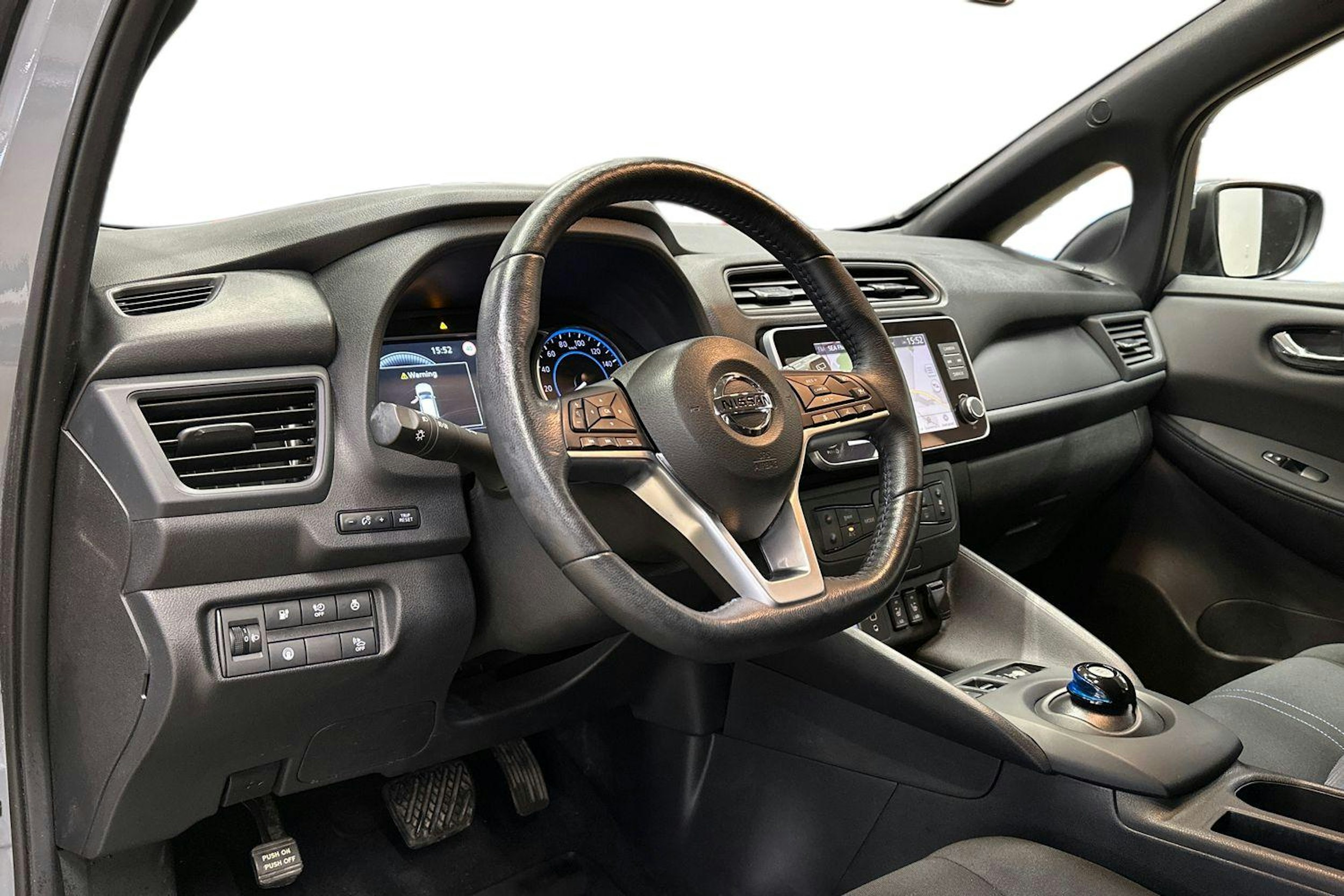 harmaa Nissan Leaf 2021 kuva 7.