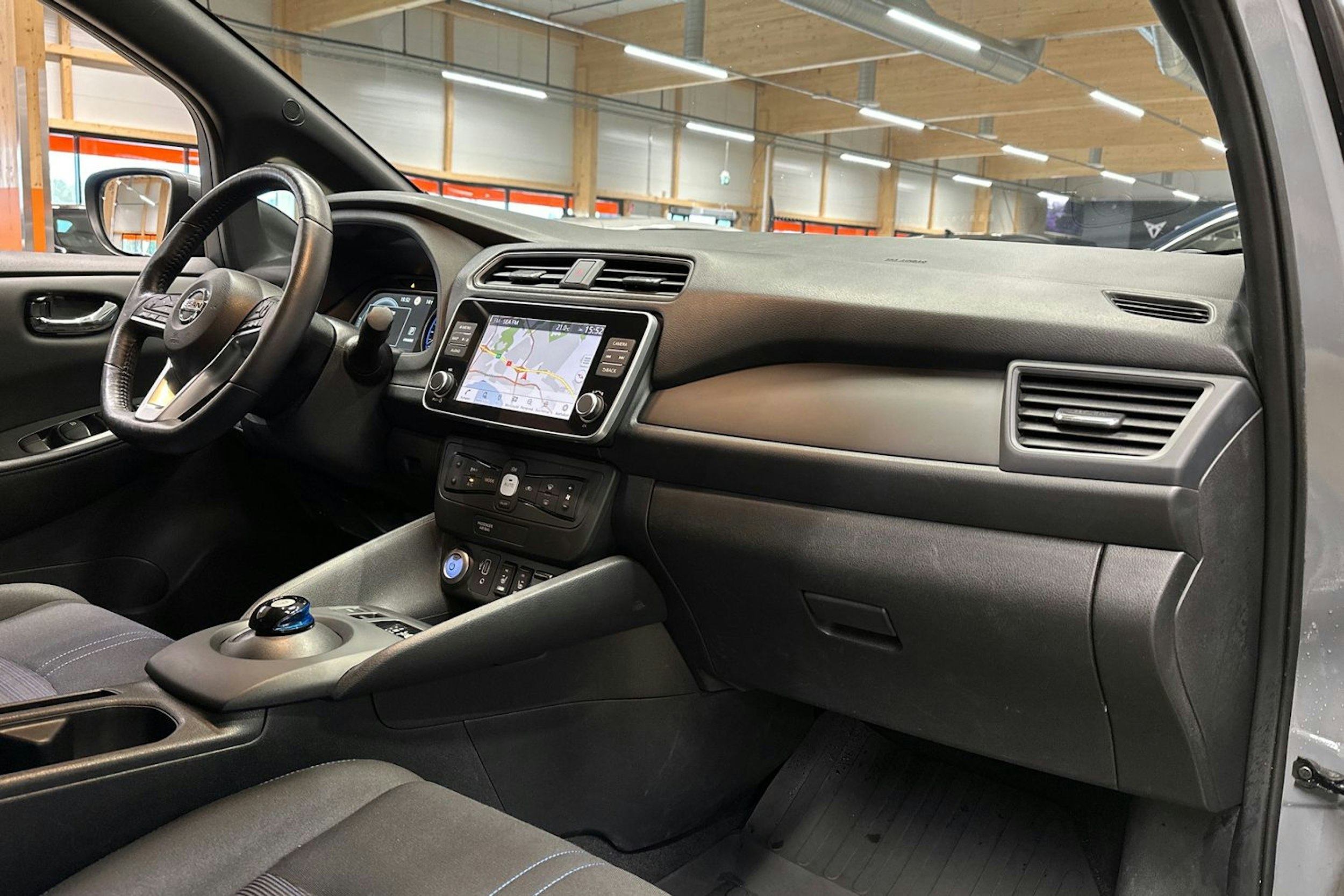 harmaa Nissan Leaf 2021 kuva 14.