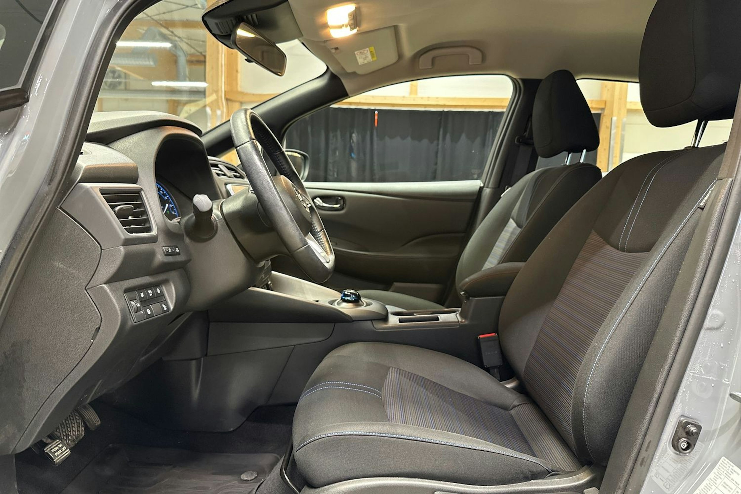 harmaa Nissan Leaf 2021 kuva 18.