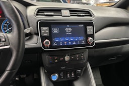 harmaa Nissan Leaf 2021 kuva 22.