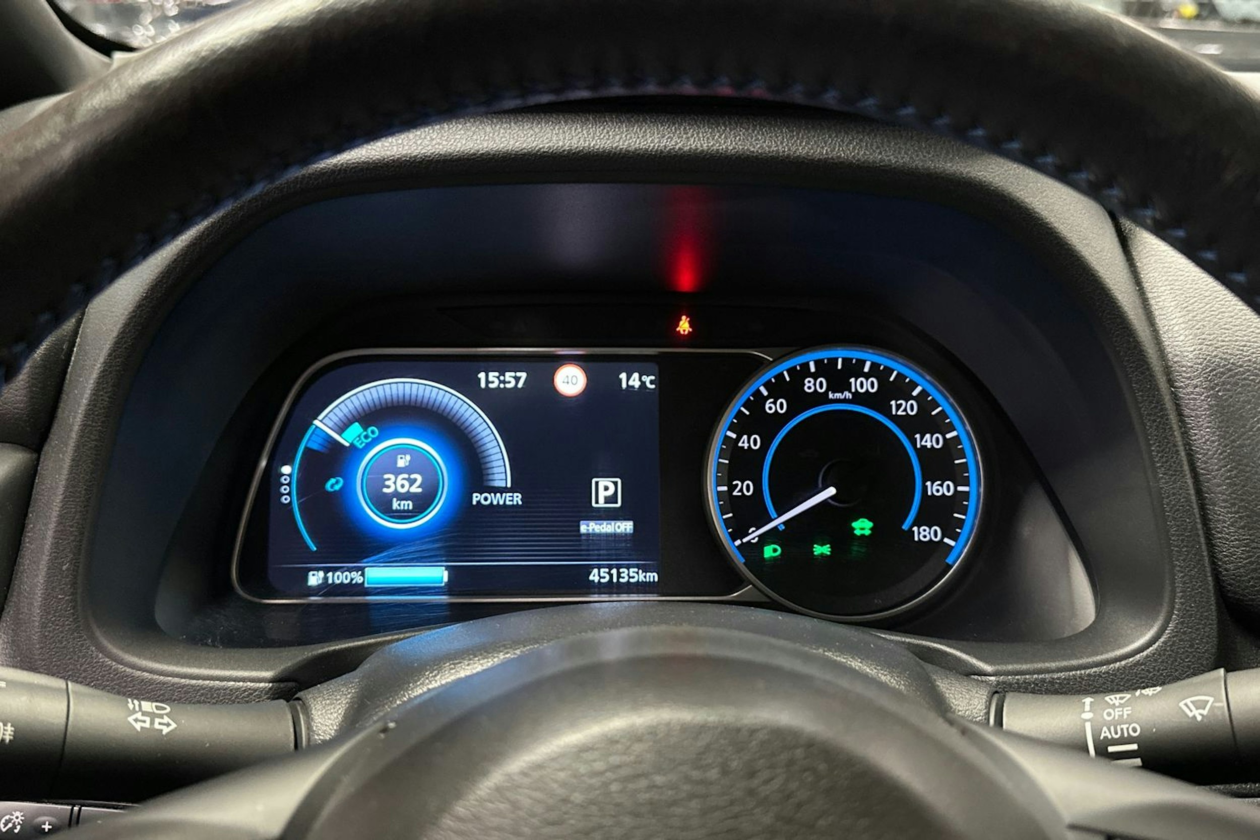 harmaa Nissan Leaf 2021 kuva 25.
