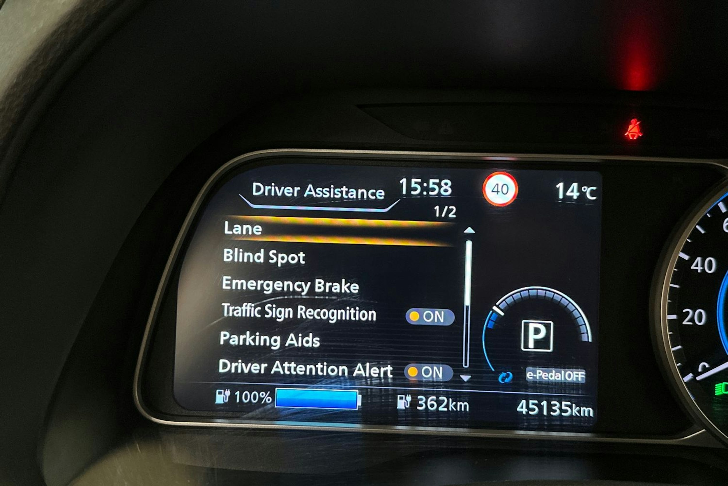 harmaa Nissan Leaf 2021 kuva 26.