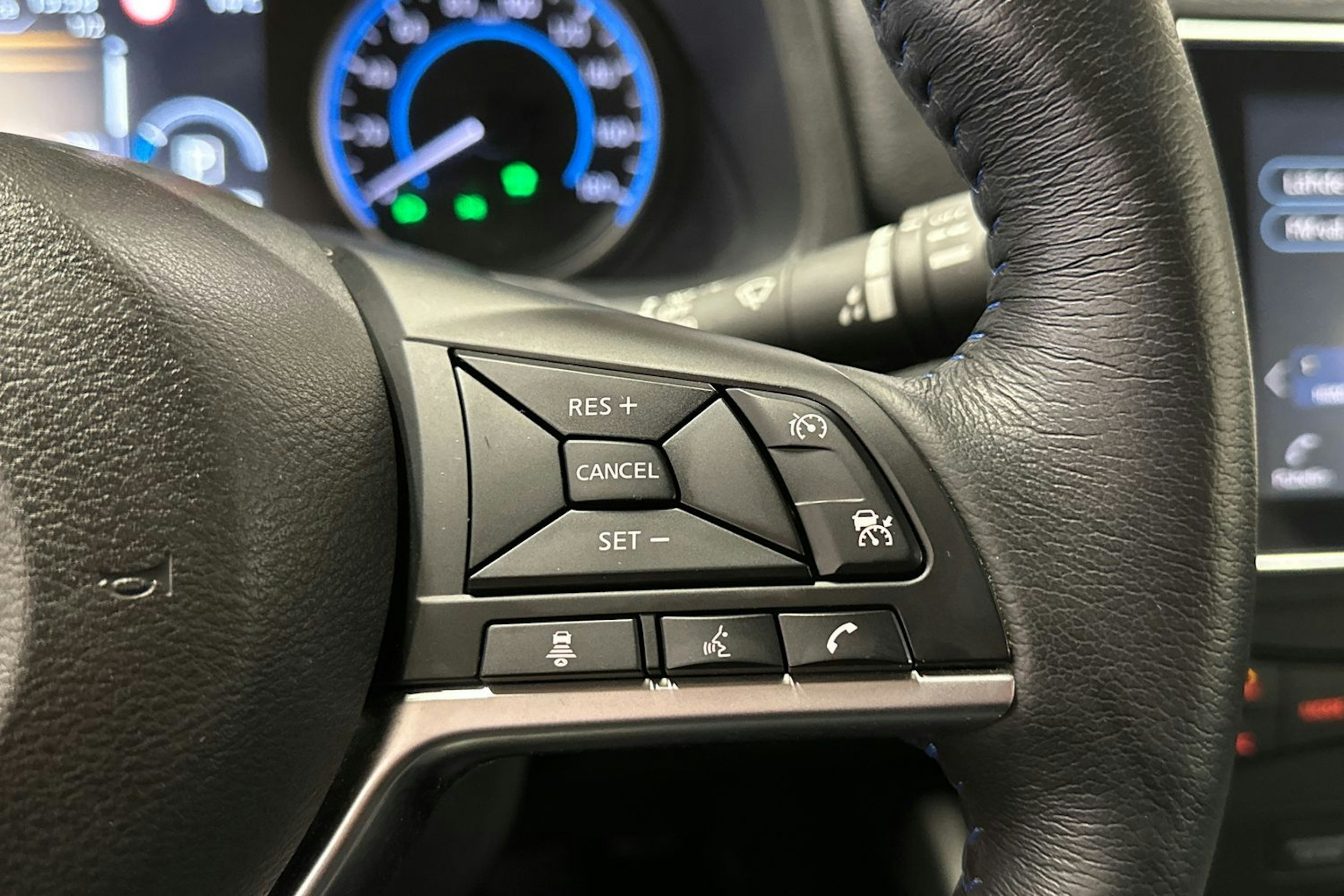 harmaa Nissan Leaf 2021 kuva 28.