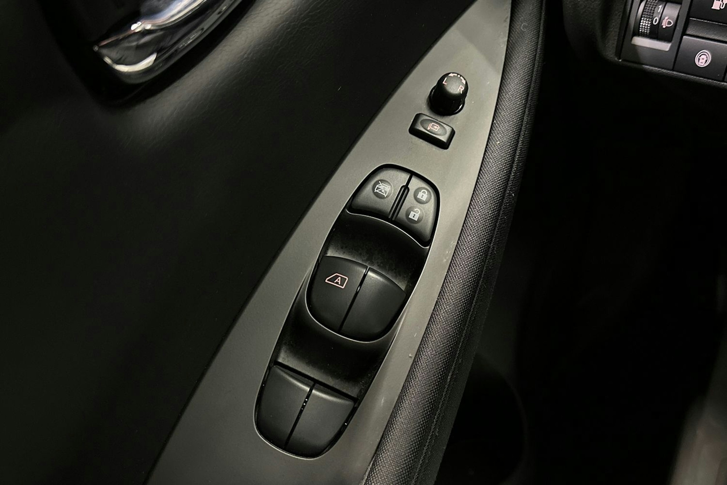 harmaa Nissan Leaf 2021 kuva 30.