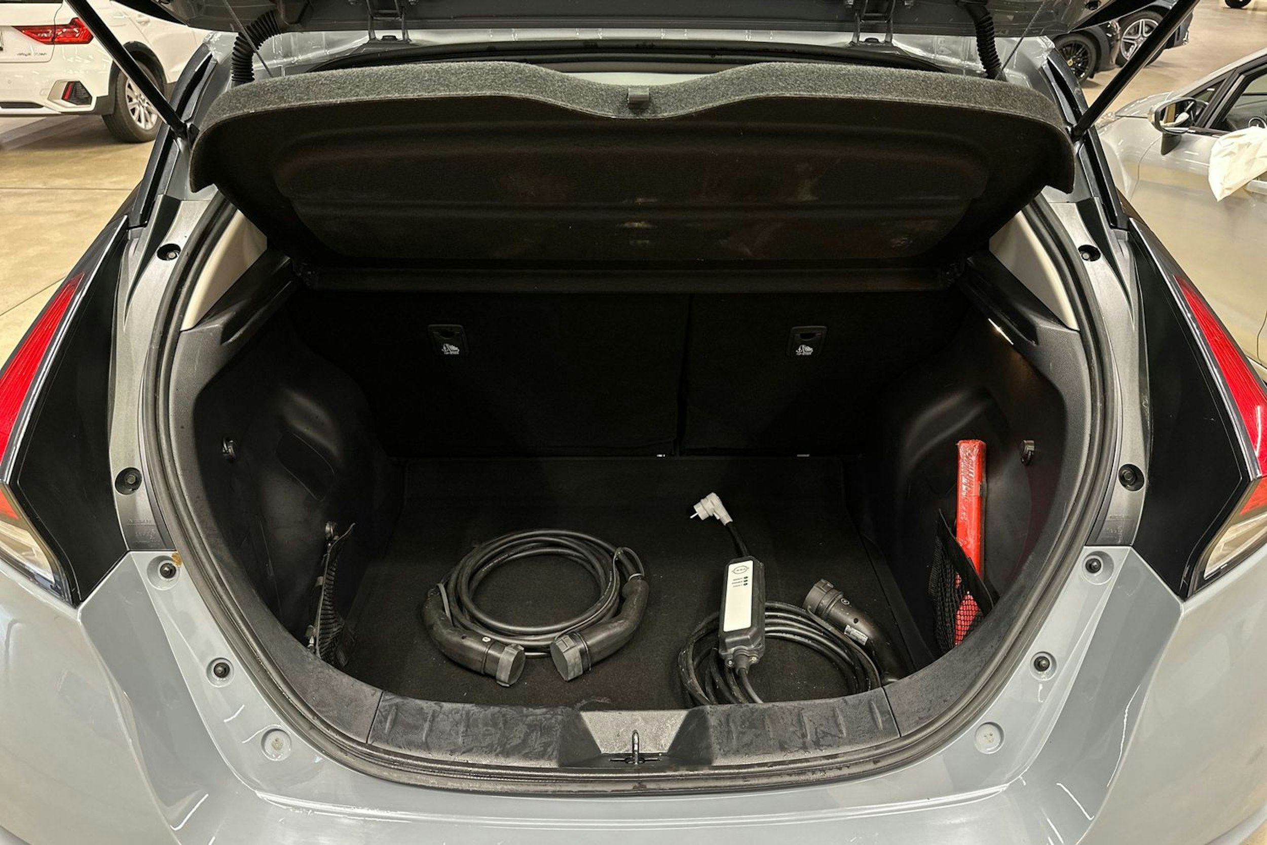 harmaa Nissan Leaf 2021 kuva 31.