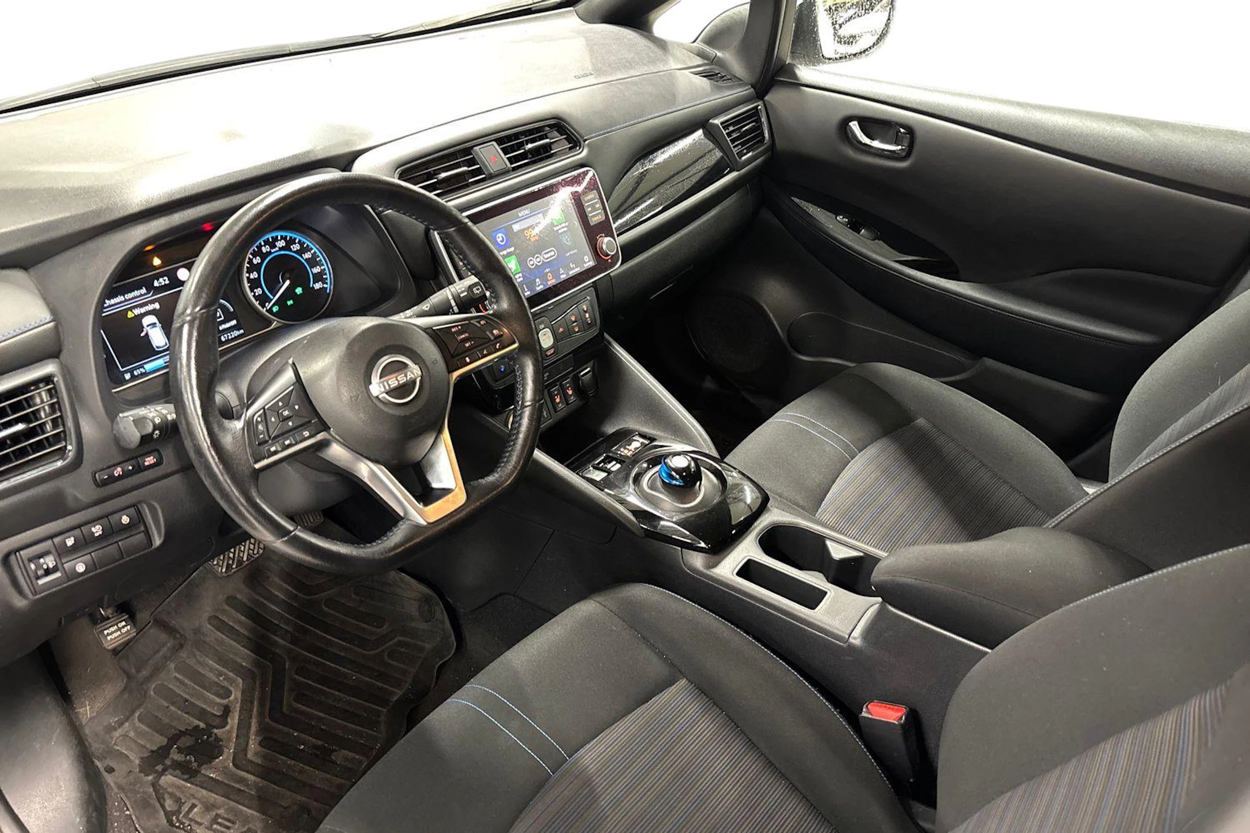 valkoinen Nissan Leaf 2022 kuva 3.