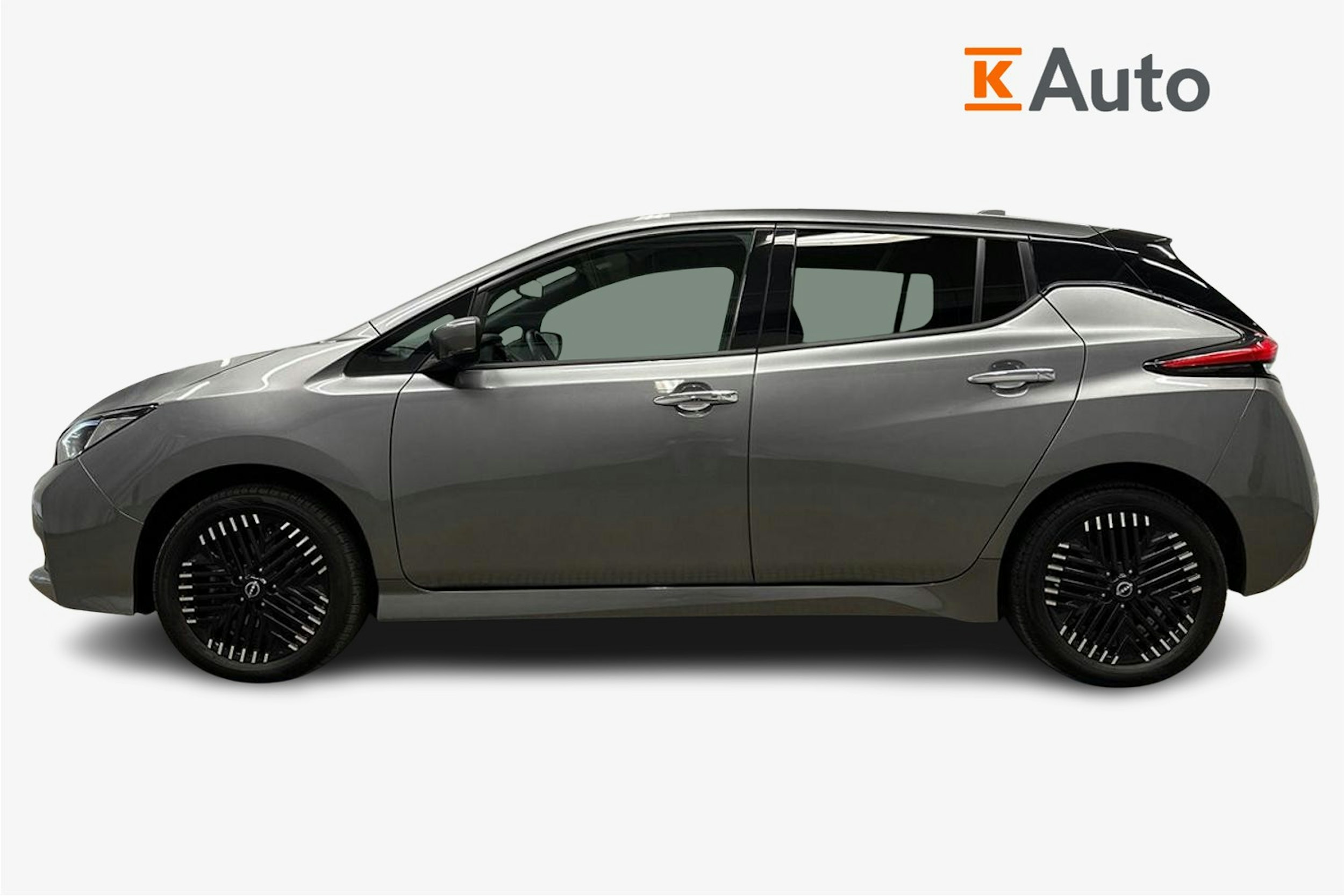 harmaa Nissan Leaf 2022 kuva 6.
