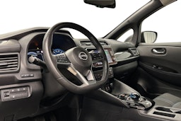 harmaa Nissan Leaf 2022 kuva 7.