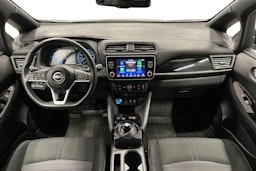 harmaa Nissan Leaf 2022 kuva 9.