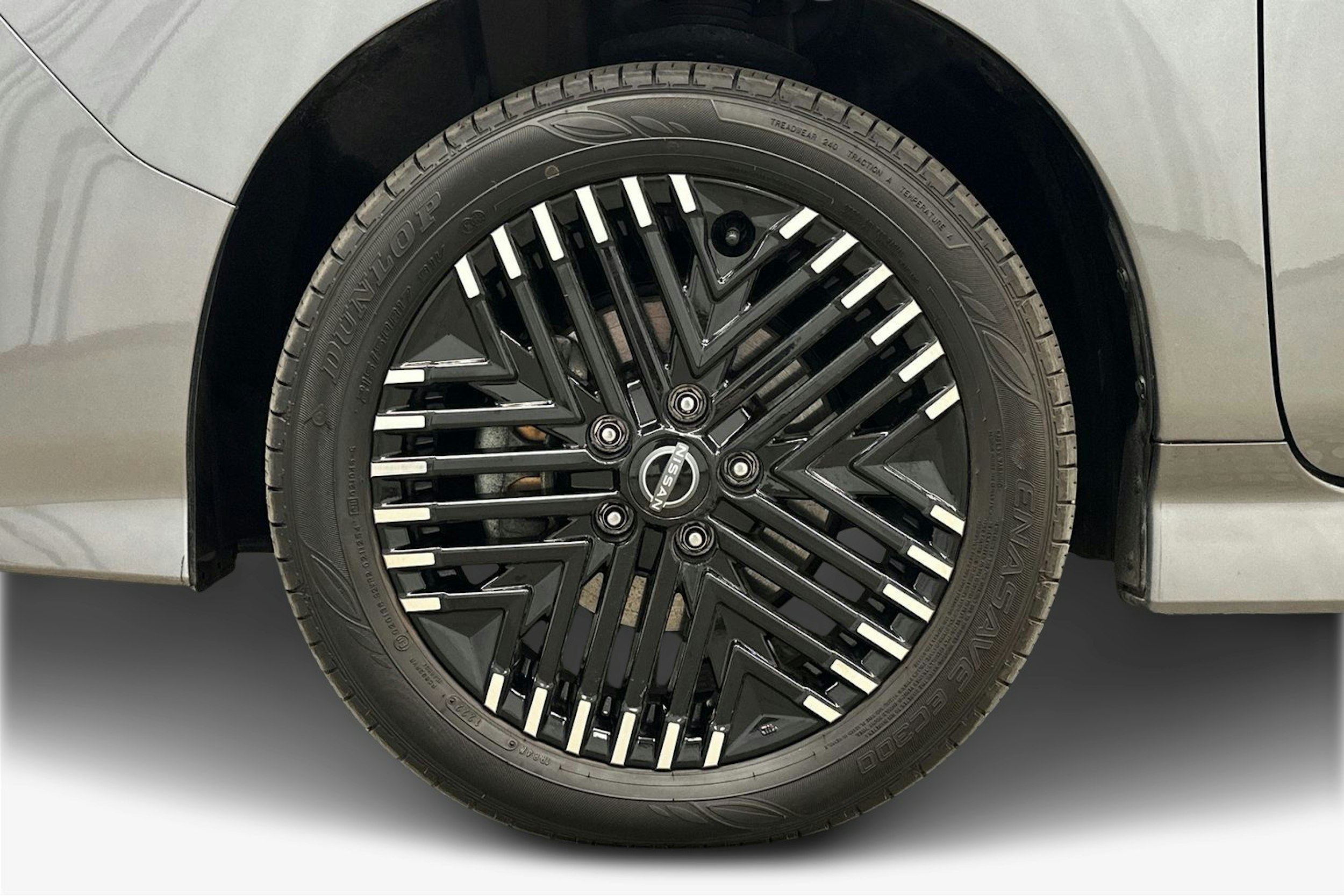 harmaa Nissan Leaf 2022 kuva 11.