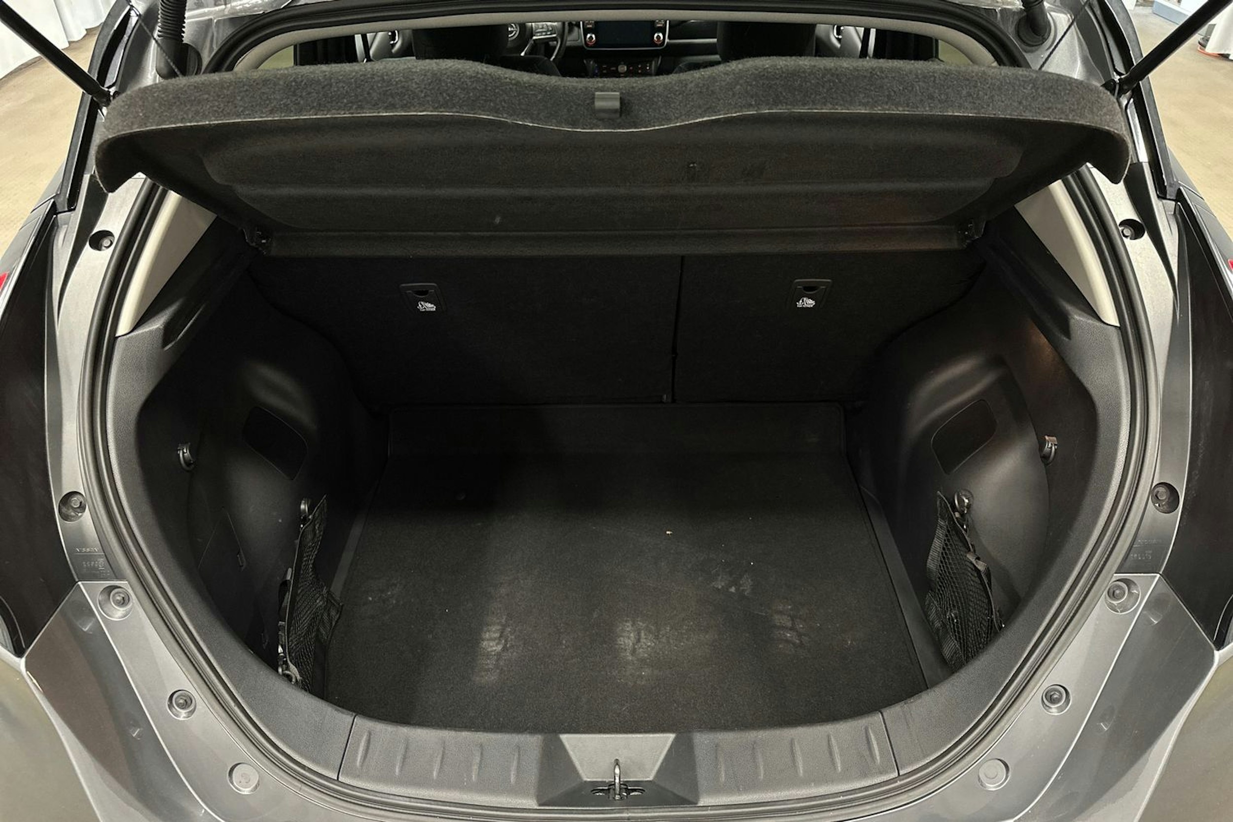 harmaa Nissan Leaf 2022 kuva 14.