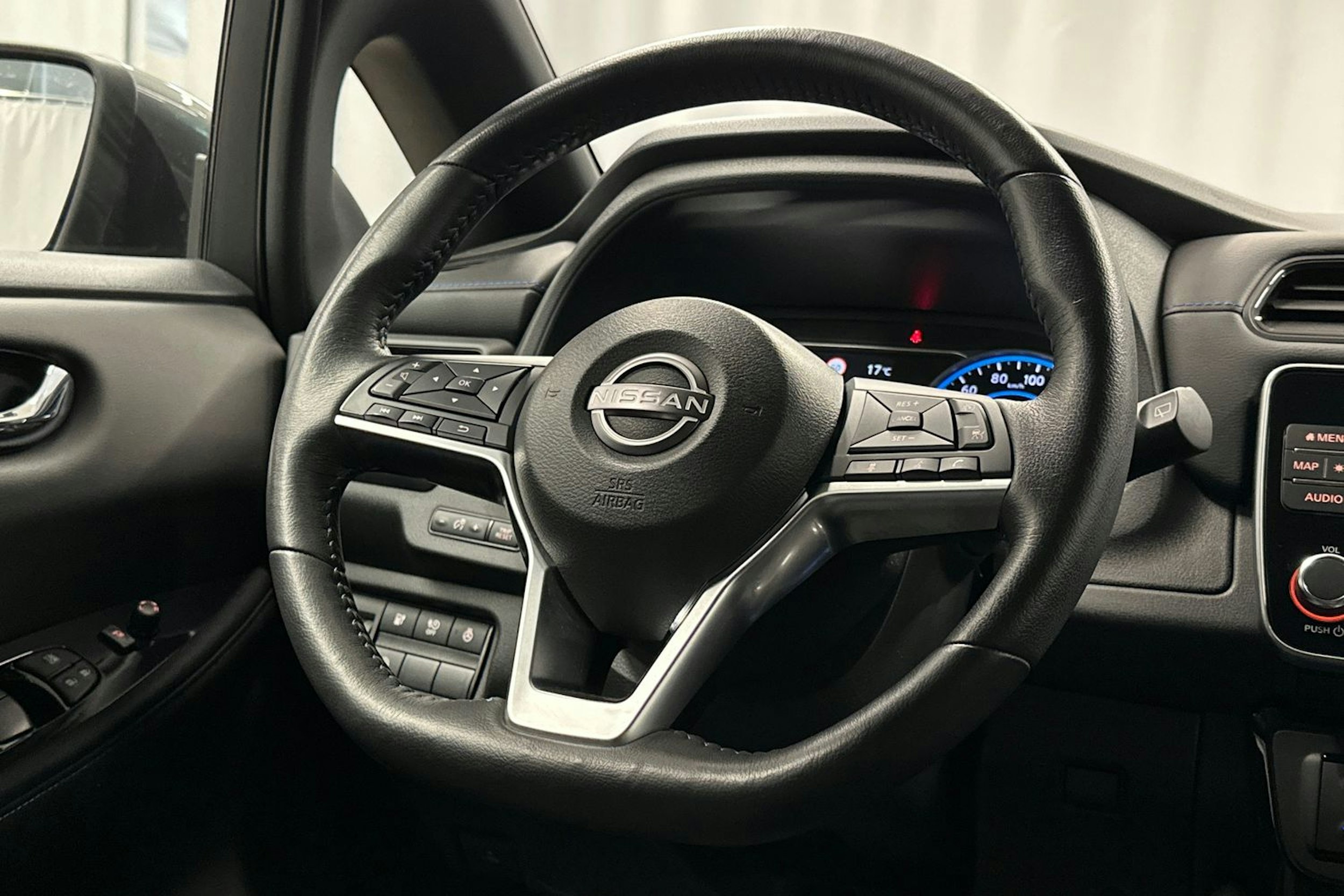 harmaa Nissan Leaf 2022 kuva 16.