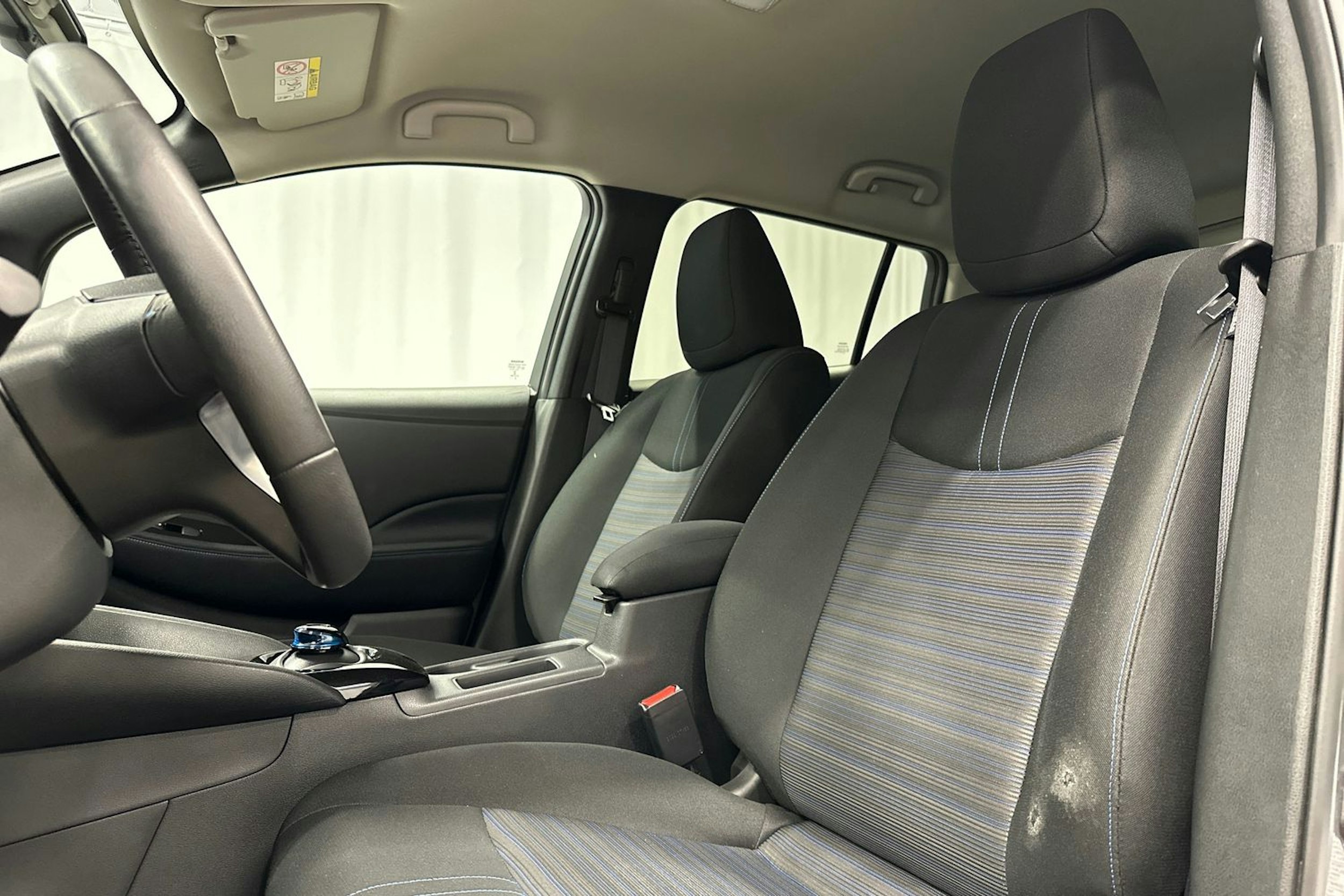 harmaa Nissan Leaf 2022 kuva 17.
