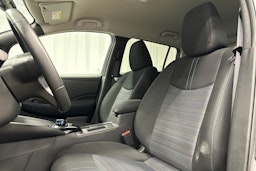 harmaa Nissan Leaf 2022 kuva 17.