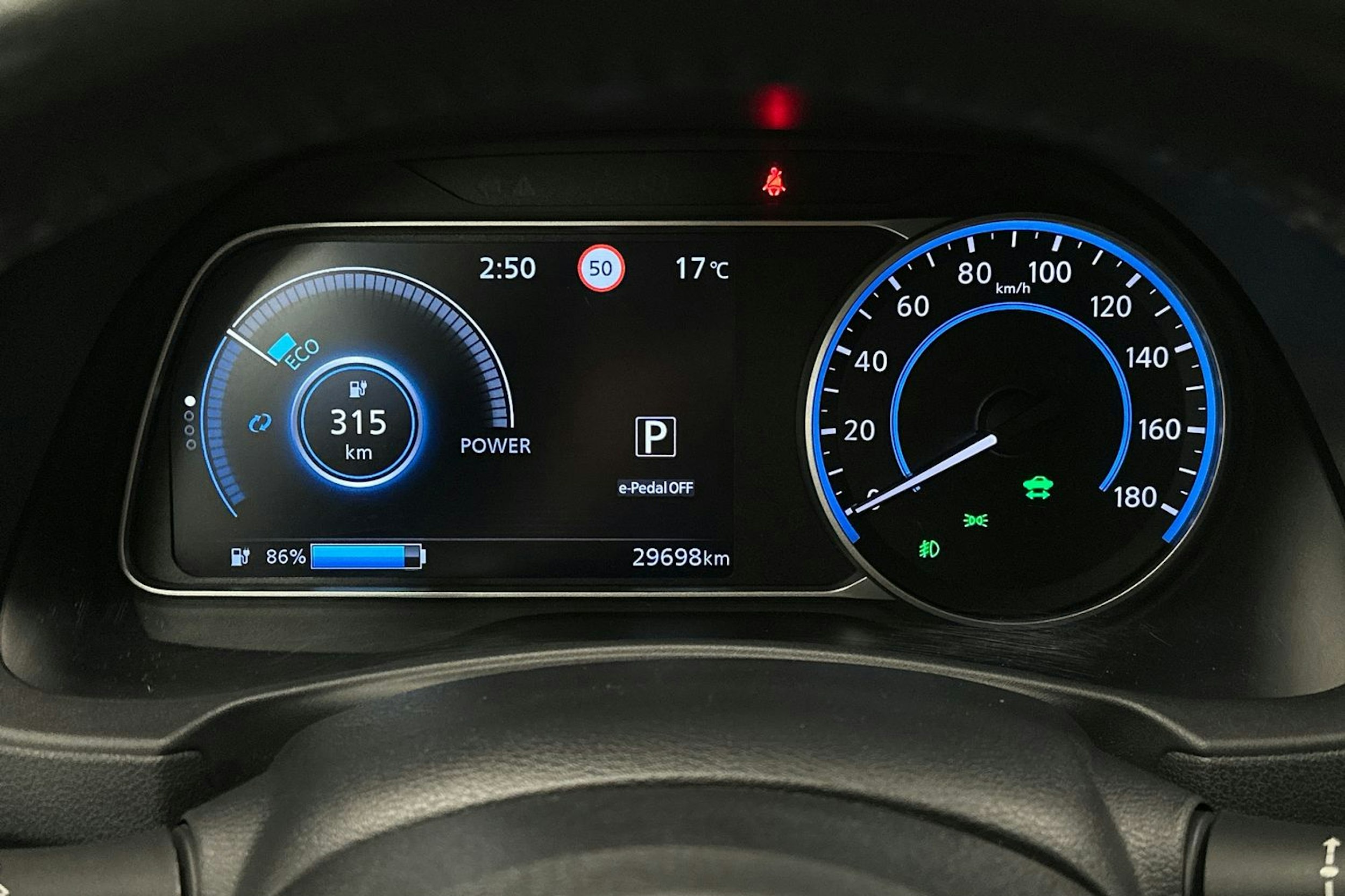 harmaa Nissan Leaf 2022 kuva 18.