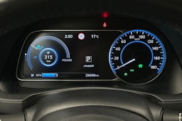 harmaa Nissan Leaf 2022 kuva 18.