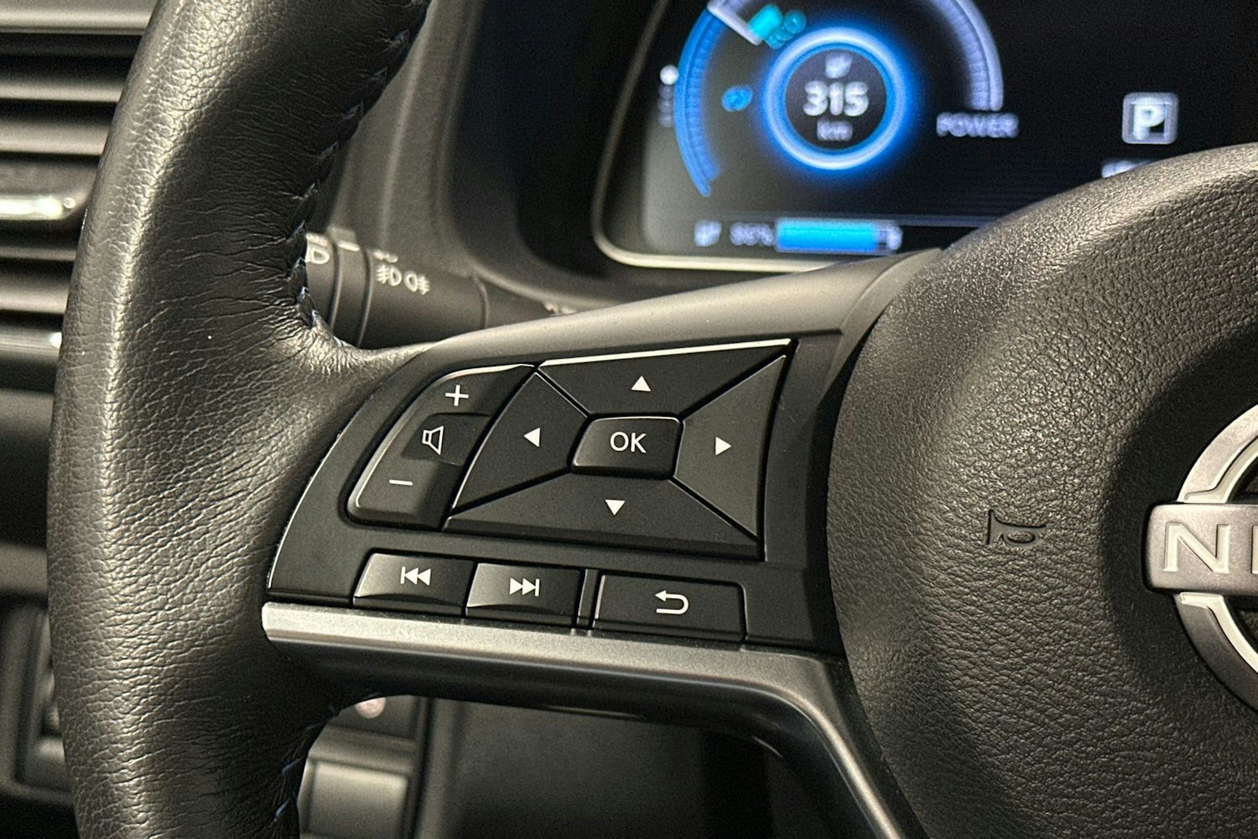 harmaa Nissan Leaf 2022 kuva 19.