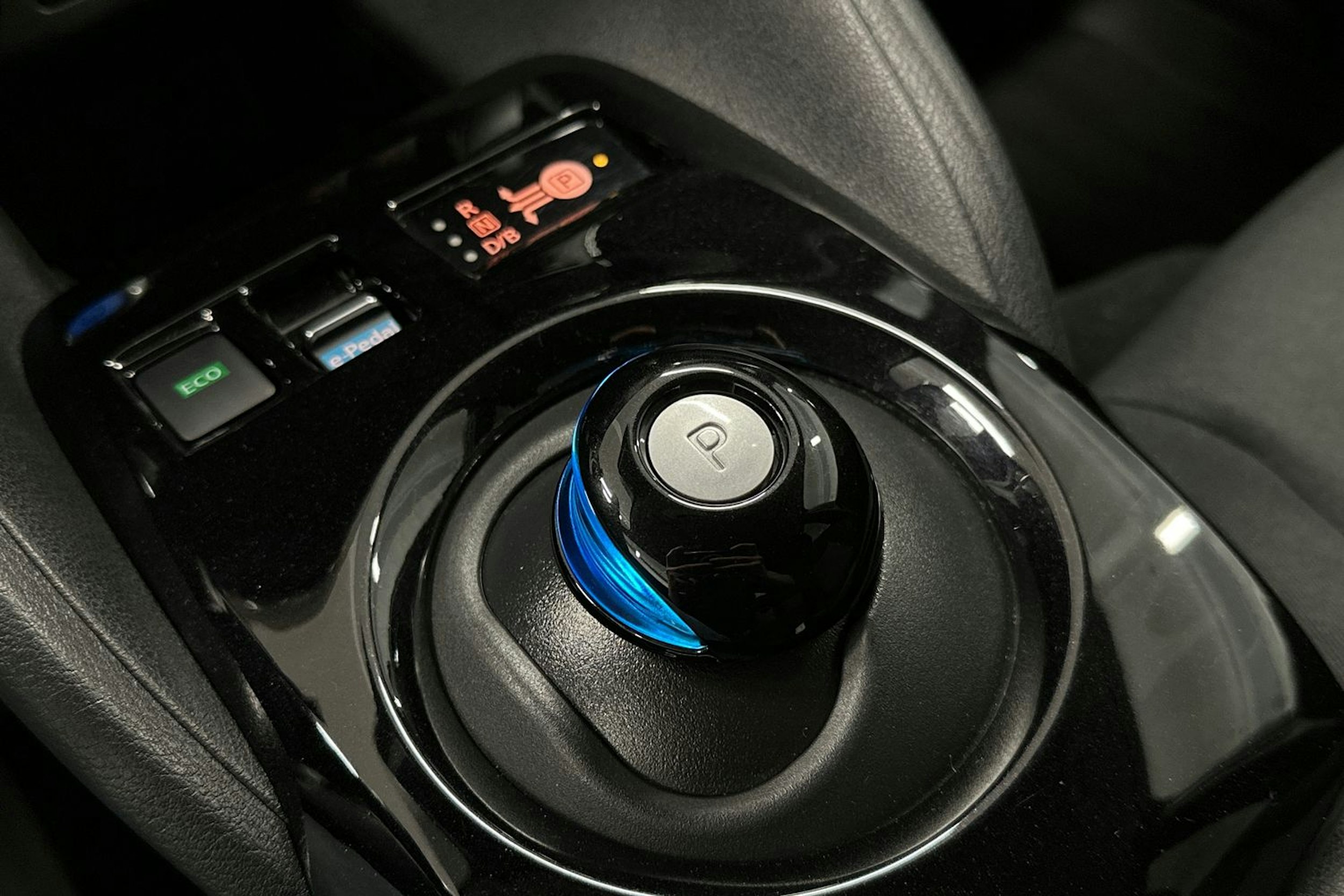 harmaa Nissan Leaf 2022 kuva 21.