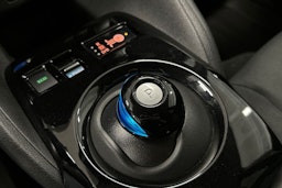 harmaa Nissan Leaf 2022 kuva 21.