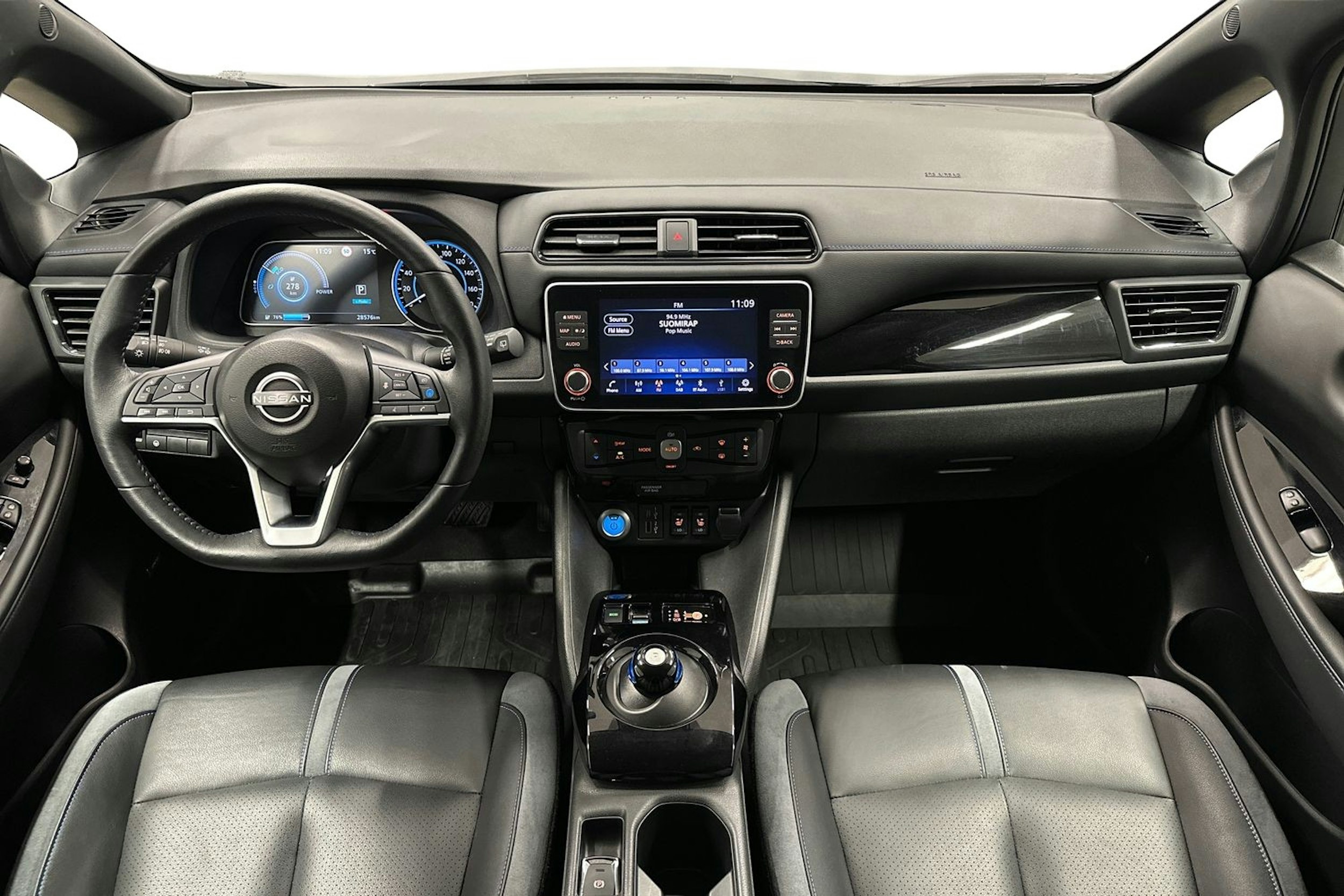 harmaa Nissan Leaf 2022 kuva 9.