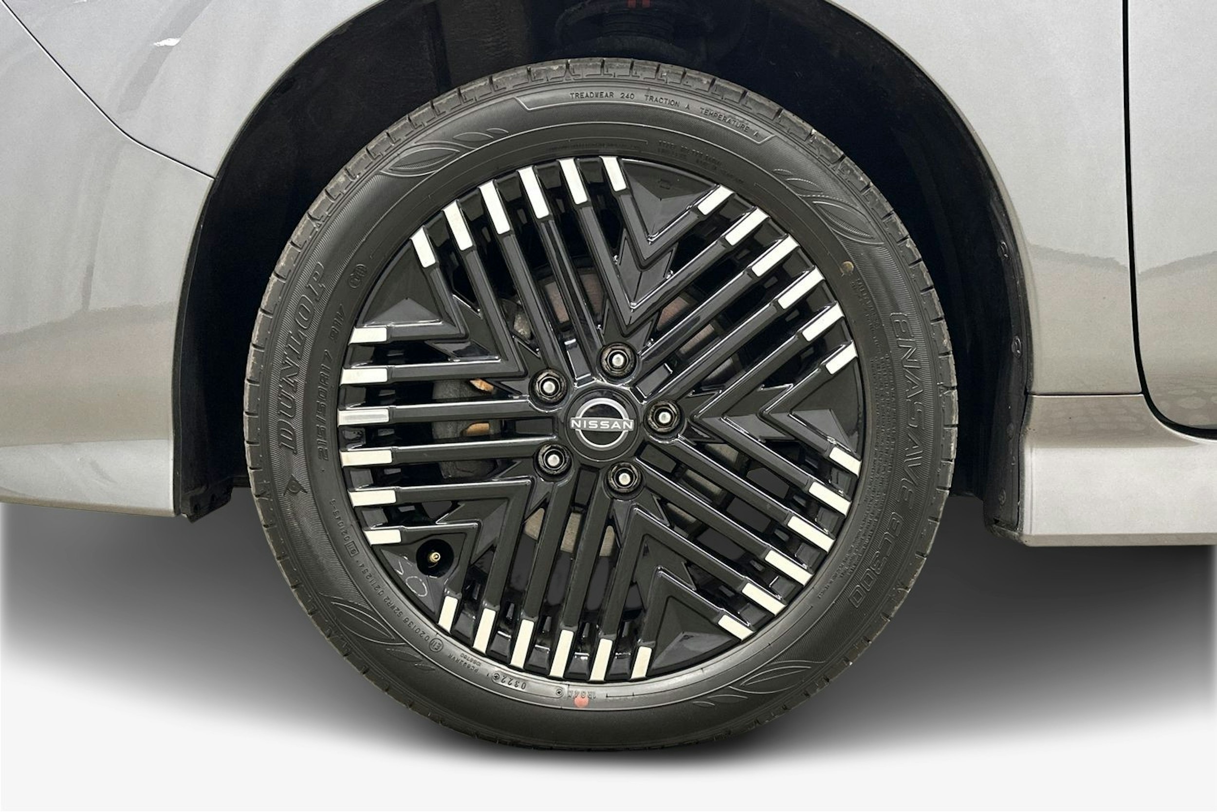 harmaa Nissan Leaf 2022 kuva 11.
